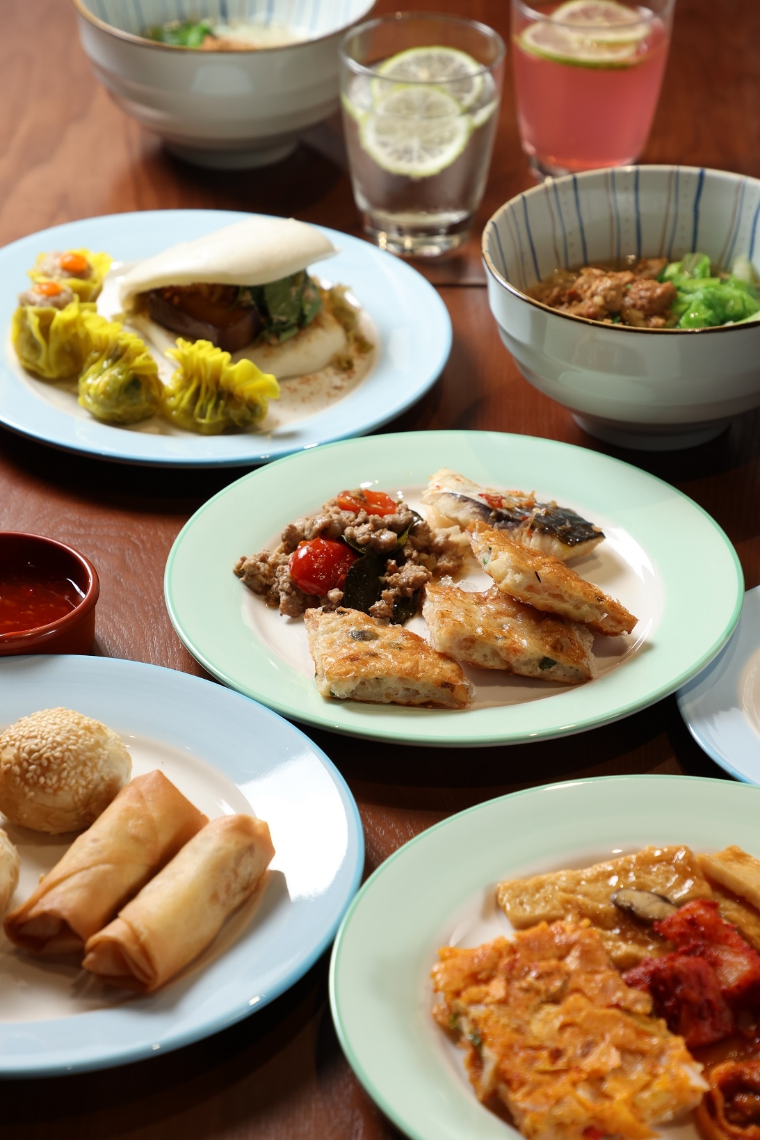 擺滿一整桌的食物，割包、泰式蝦餅也都有。