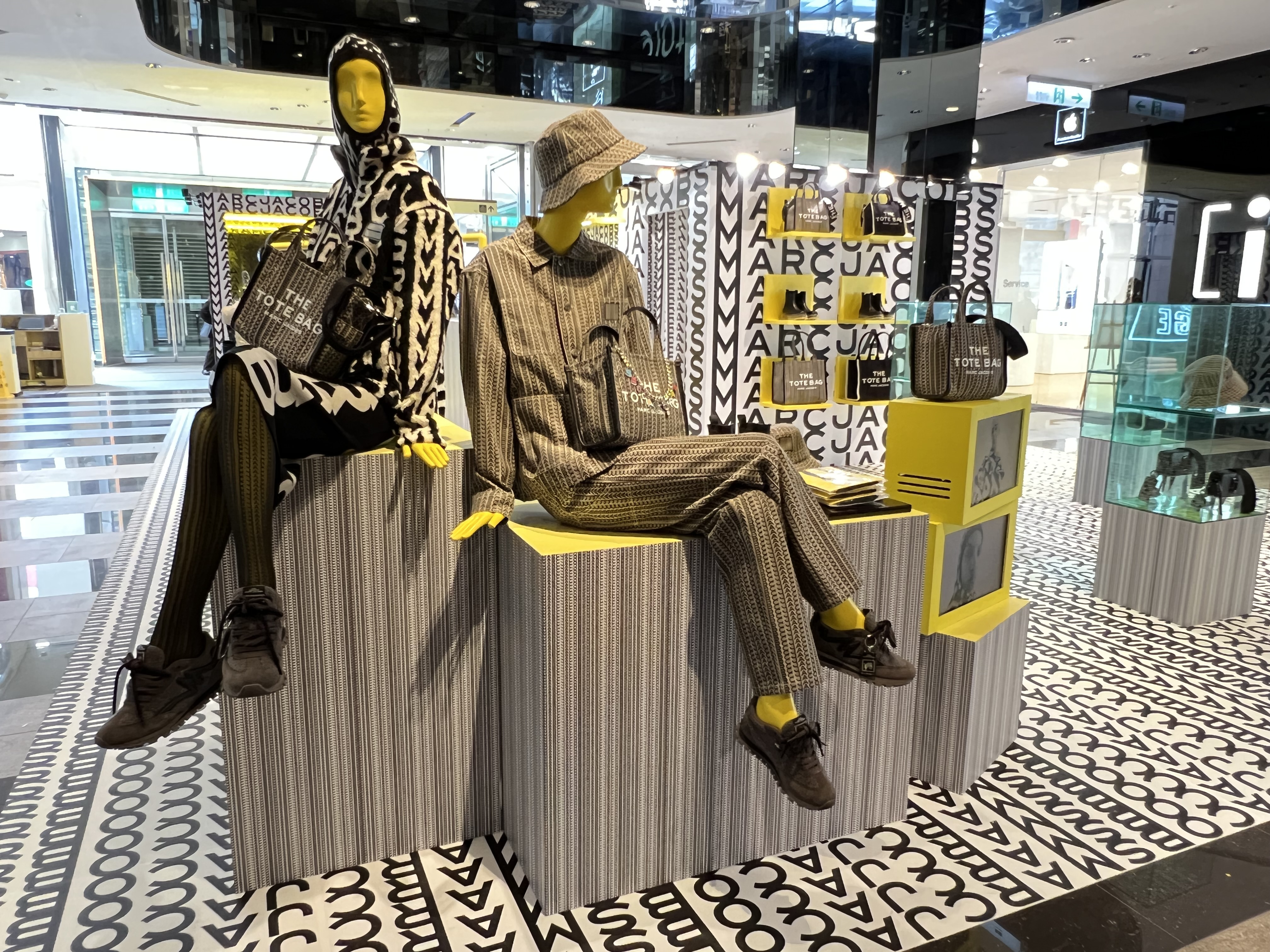 Marc Jacobs Monogram Pop up Store開設至下個月5日。（俊思提供）