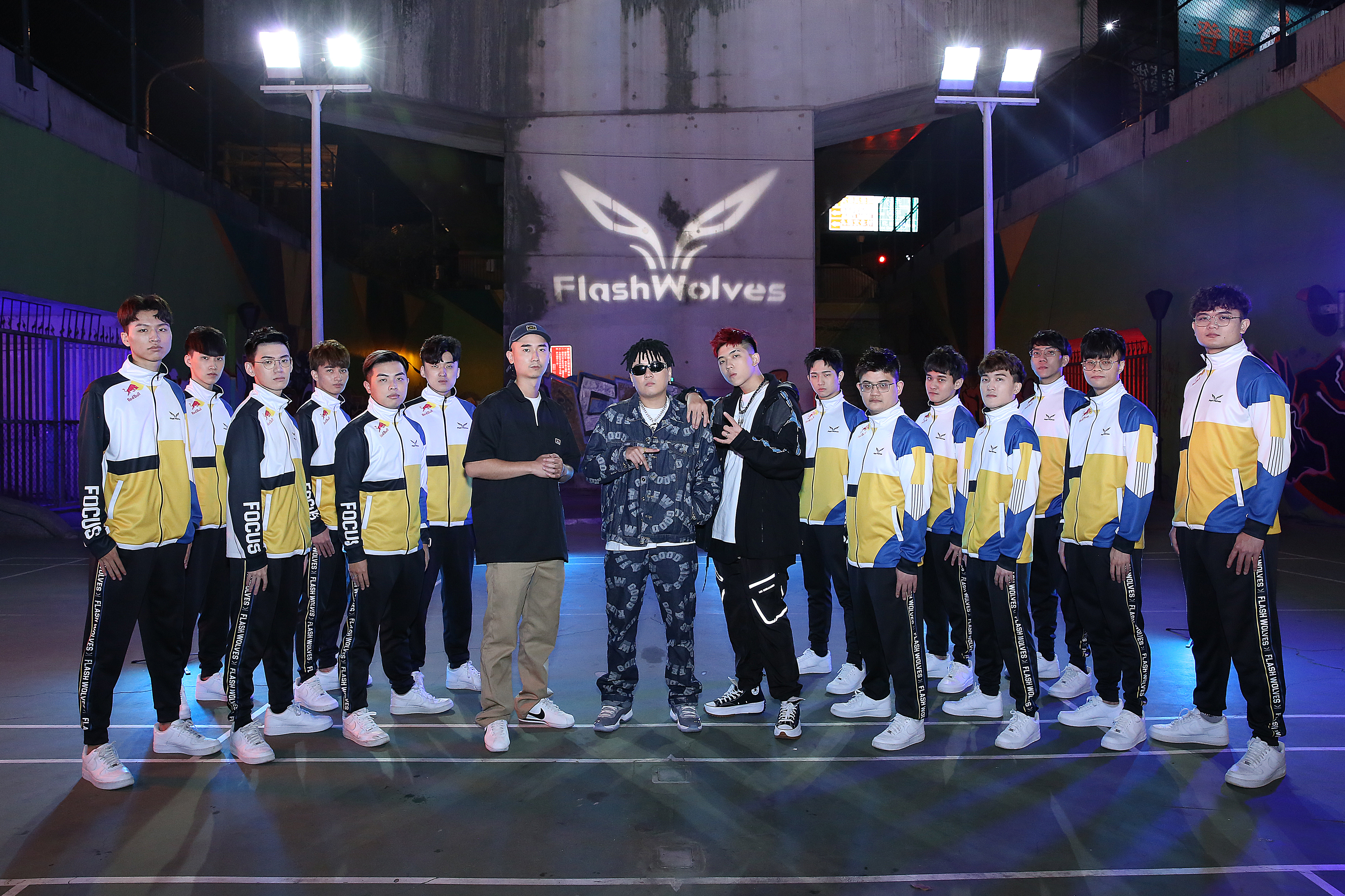 閃電狼職業電競隊攜手西屯純愛組與PIZZALI跨刀合作，共同打造戰隊主題曲《狼魂》。