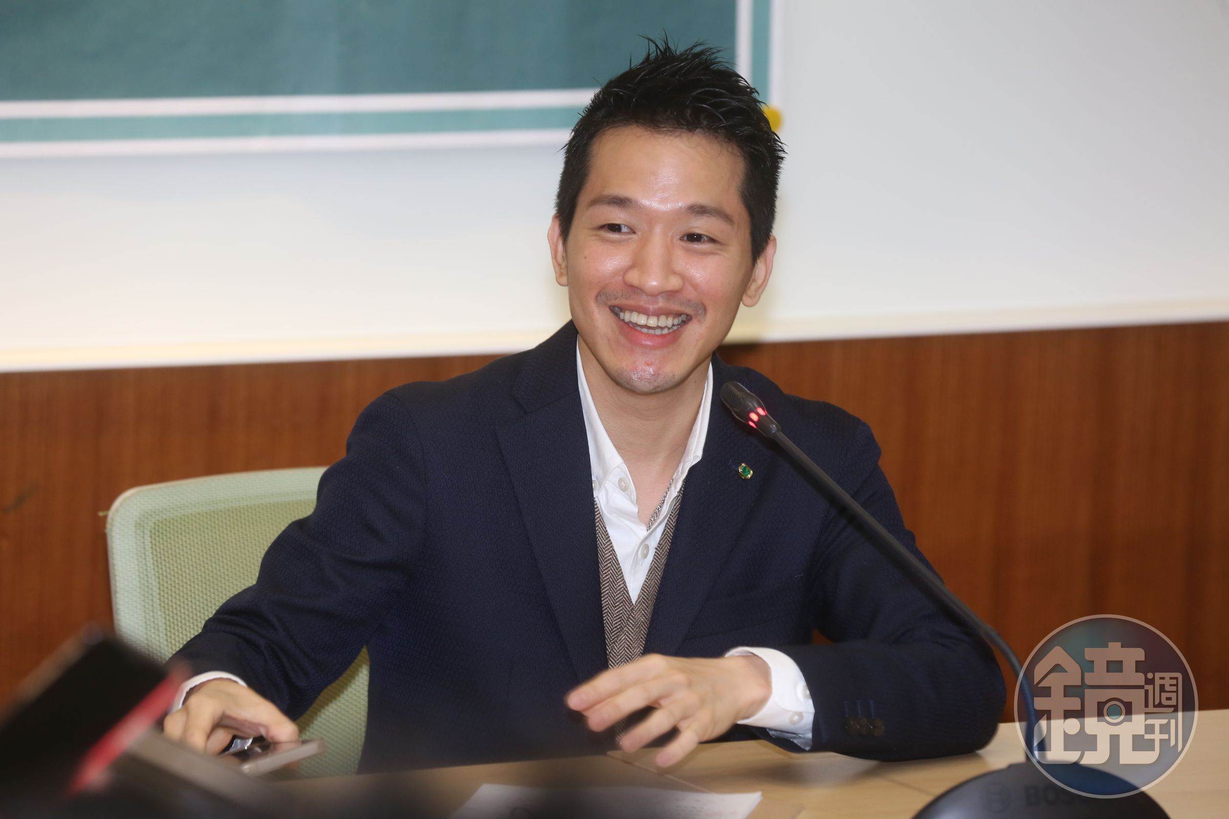民進黨立委何志偉日前以「打電動」來比喻年輕人如何學習操作新武器，遭到黨內同志批評。（本刊資料照）