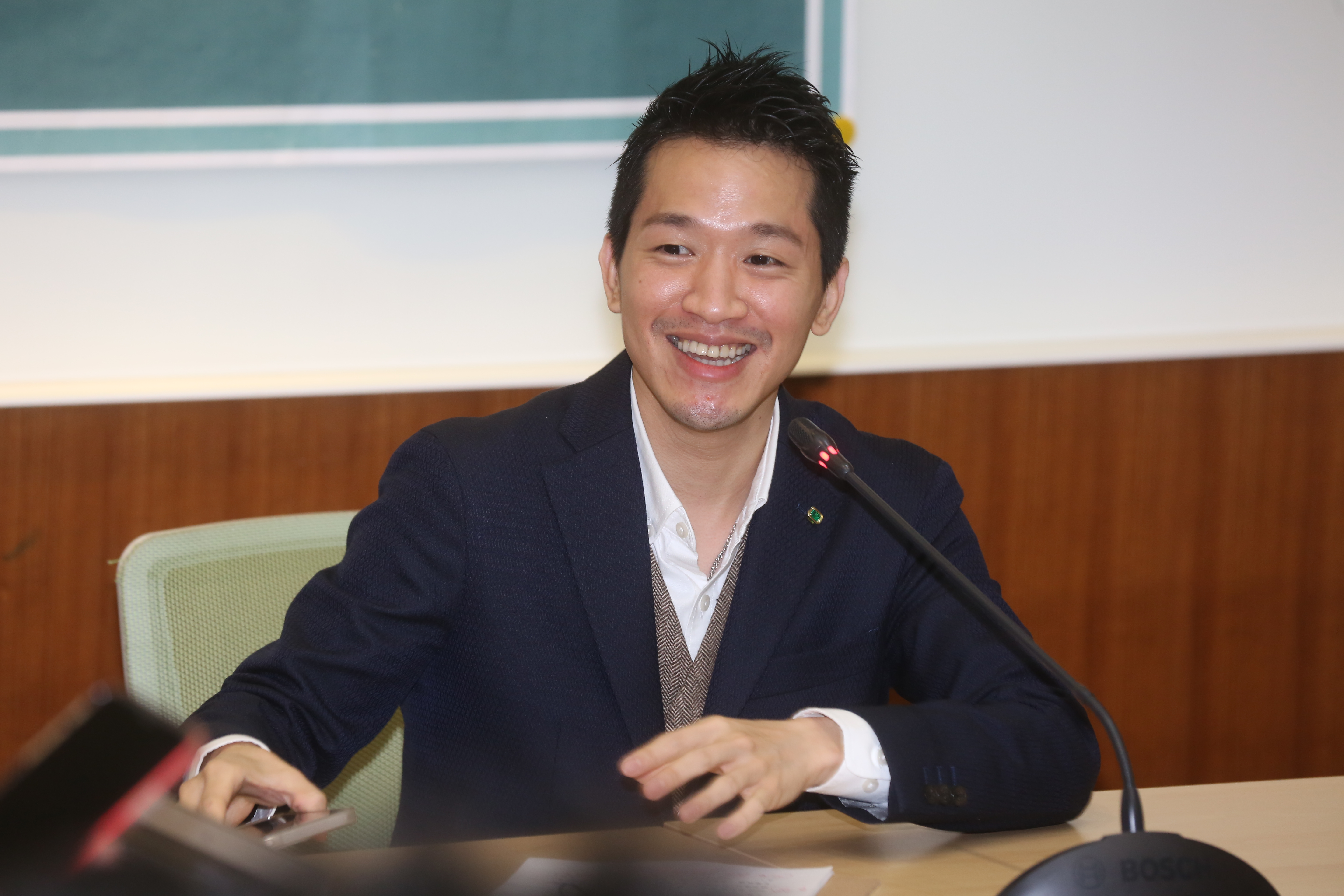 民進黨立委何志偉日前以「打電動」來比喻年輕人如何學習操作新武器，遭到黨內同志批評。（本刊資料照）