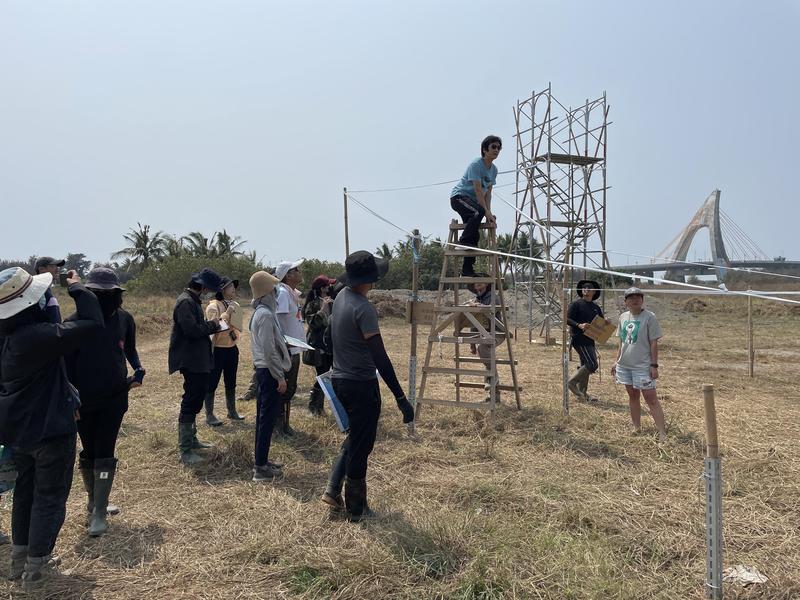 去年魏德聖還帶媒體探班《台灣三部曲》搭建場景、整地等工作，如今他卻笑說：「那邊的草長得比屋子還高了」。（米倉影業提供）