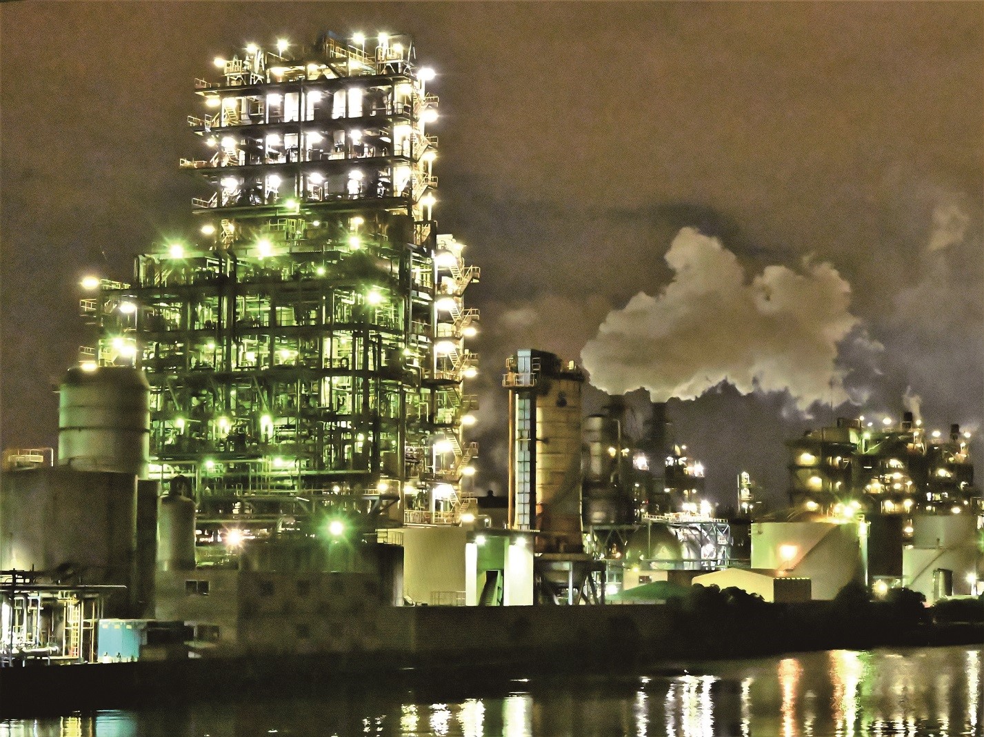 夜間工廠點上燈，有特殊的迷幻感。（神奈川縣提供）