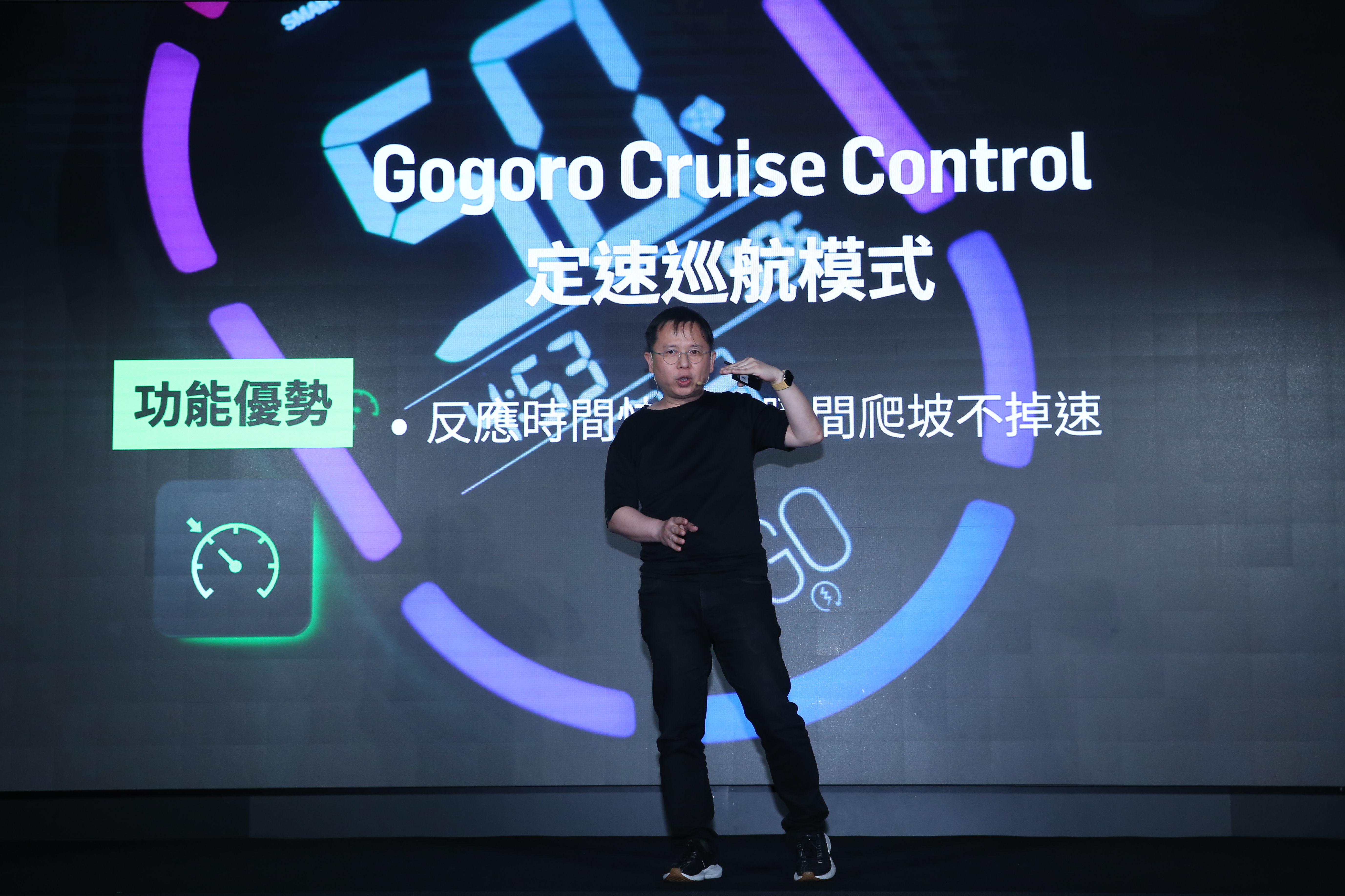 Gogoro升級電控系統推新車「SuperSport」，產品長彭明義笑稱最大亮點是「車頭一片光明」。