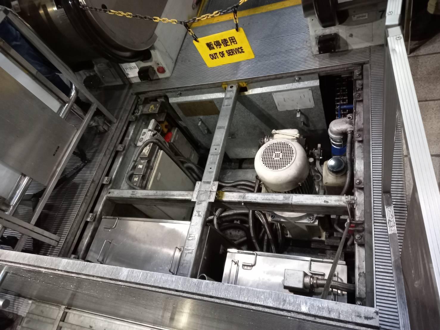 北捷說明新埔站手扶梯事故發生原因為「電扶梯齒輪箱-外齒盤軸向位移」。(北捷提供)
