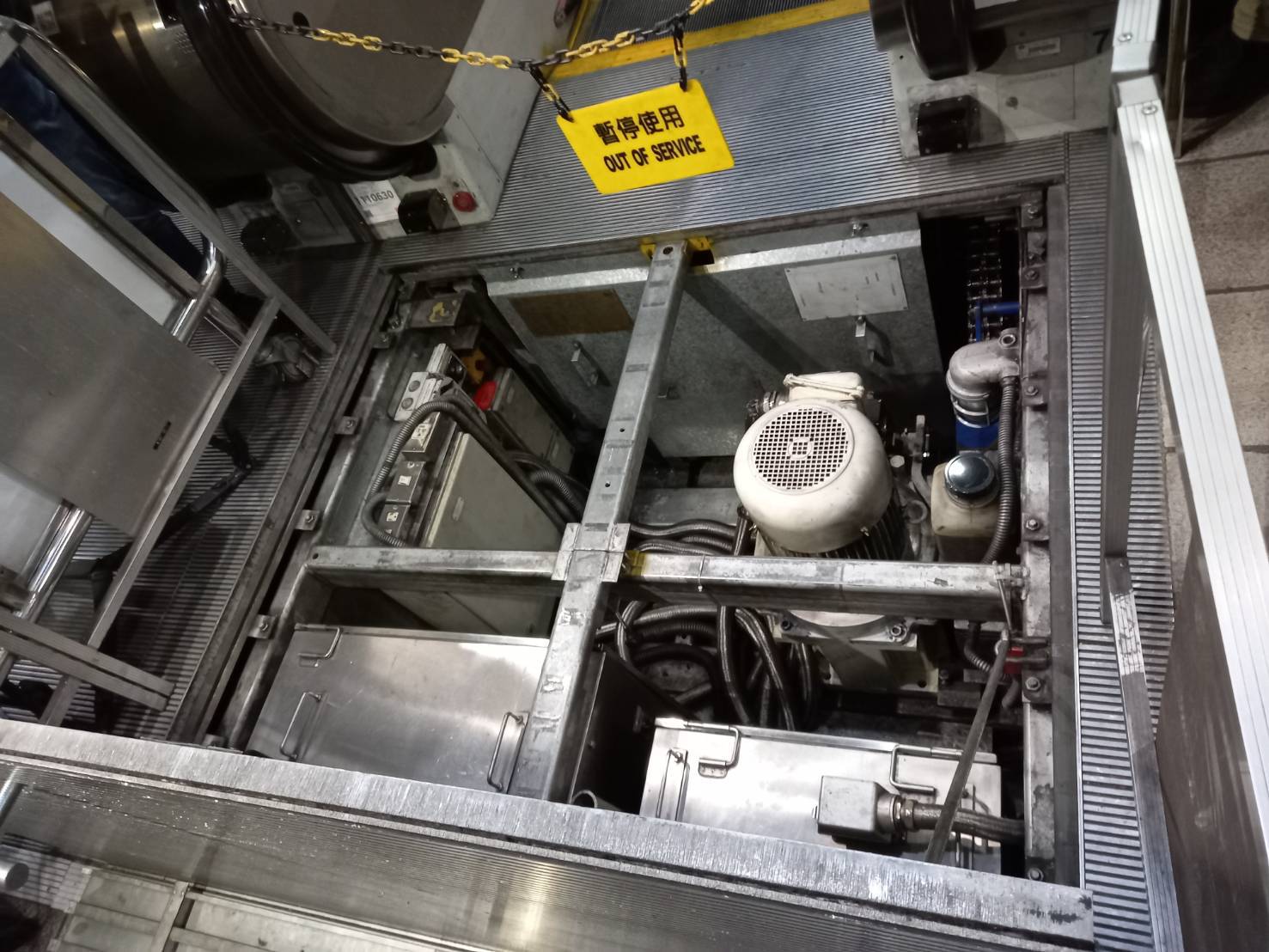 北捷說明新埔站手扶梯事故發生原因為「電扶梯齒輪箱-外齒盤軸向位移」。（北捷提供）