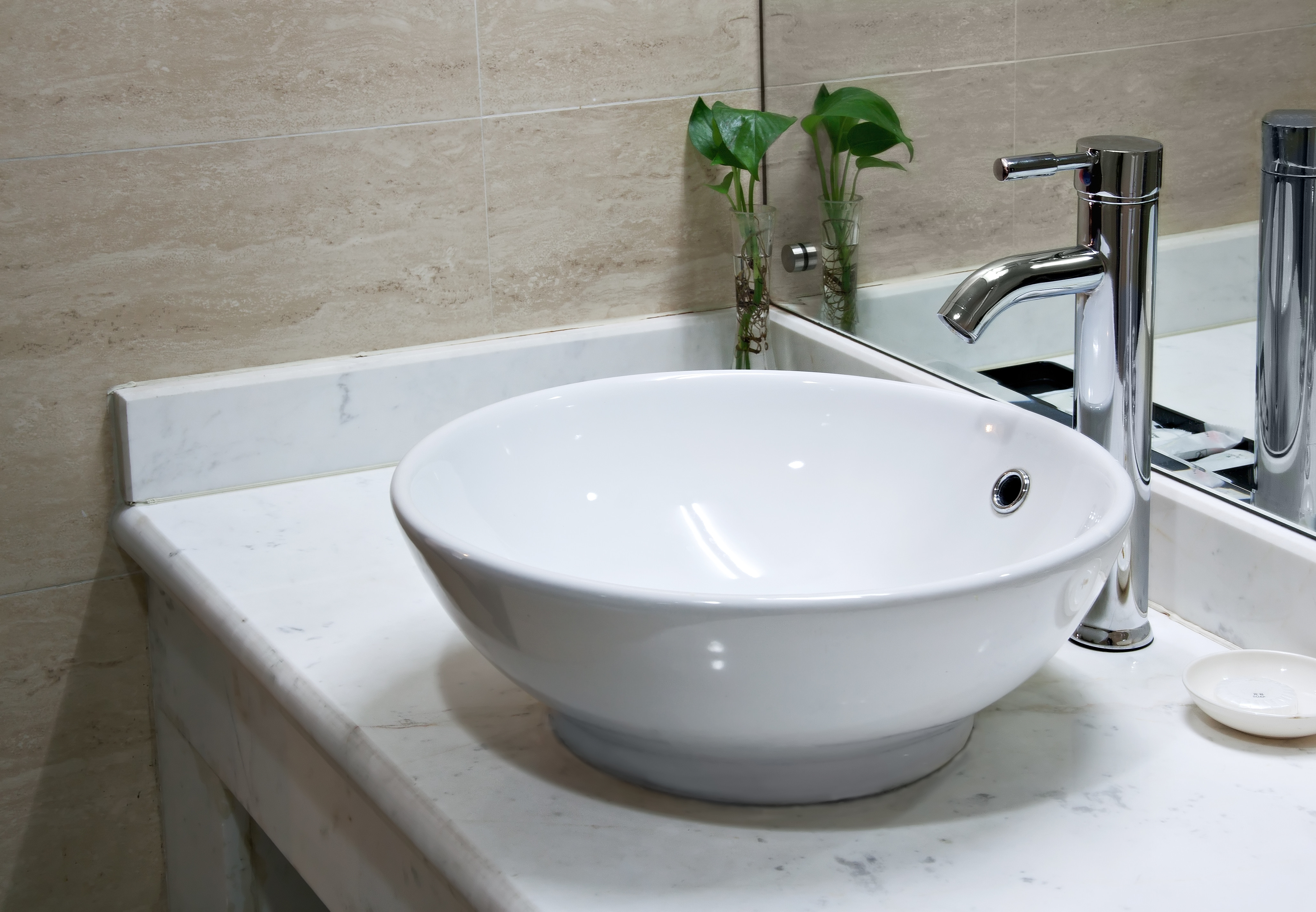 一名男網友表示自己會對著洗手台小便，此舉嚇壞女同事。（示意圖，東方IC）