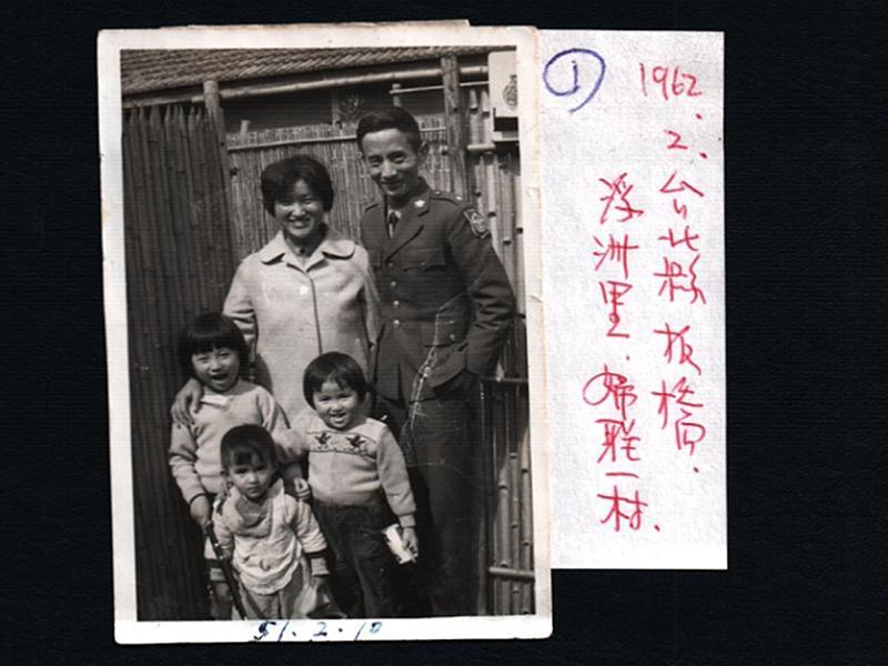 《願未央》中,透過多張珍貴老照片回顧朱西甯與劉慕沙伉儷的文學人生。(目宿媒體提供)