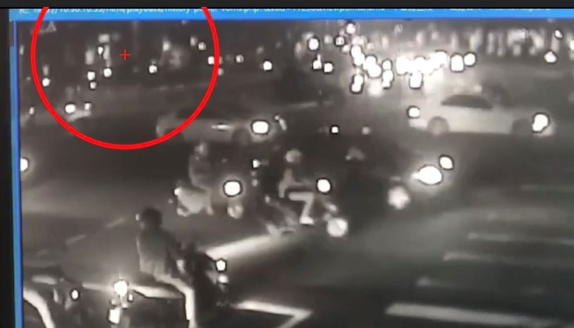 紅圈圈處是路人撿拾鈔票的畫面。（翻攝畫面）