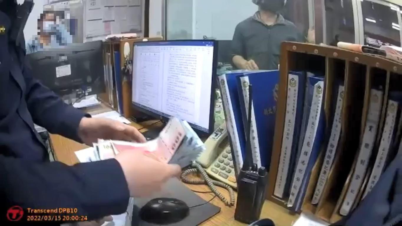警員把現金放在值班檯等候失主。(翻攝畫面)