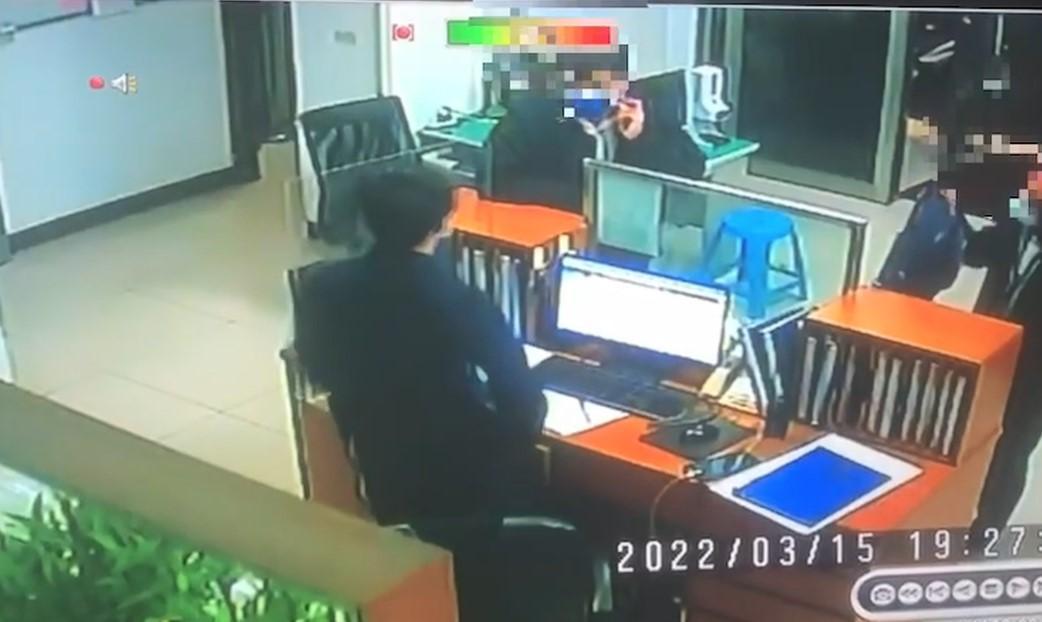 卓女到派出所領回遺失現金。(翻攝畫面)