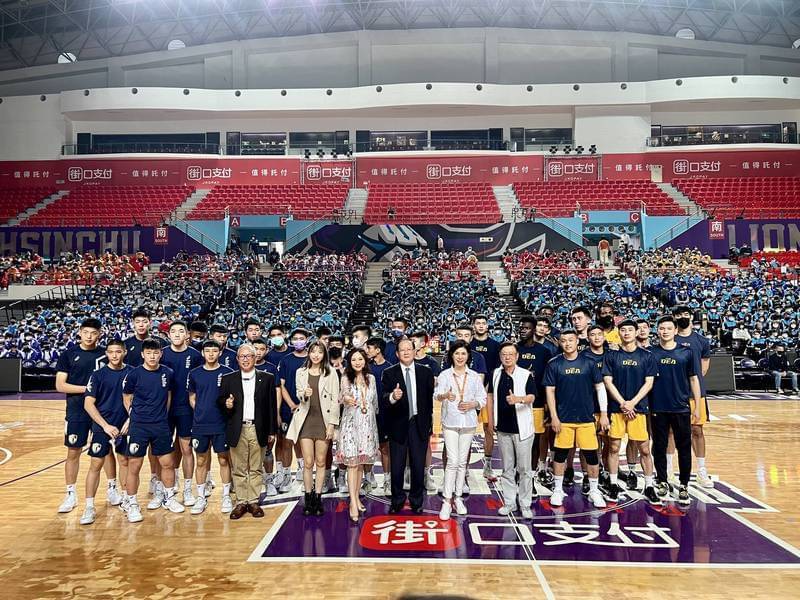新竹縣政府與潤聲教育基金會，結合反毒議題舉辦公益籃球賽，由T1聯盟中信特攻交手東泰高中，2000名學生現場免費觀看精彩賽事。（縣府及潤聲教育基金會提供）
