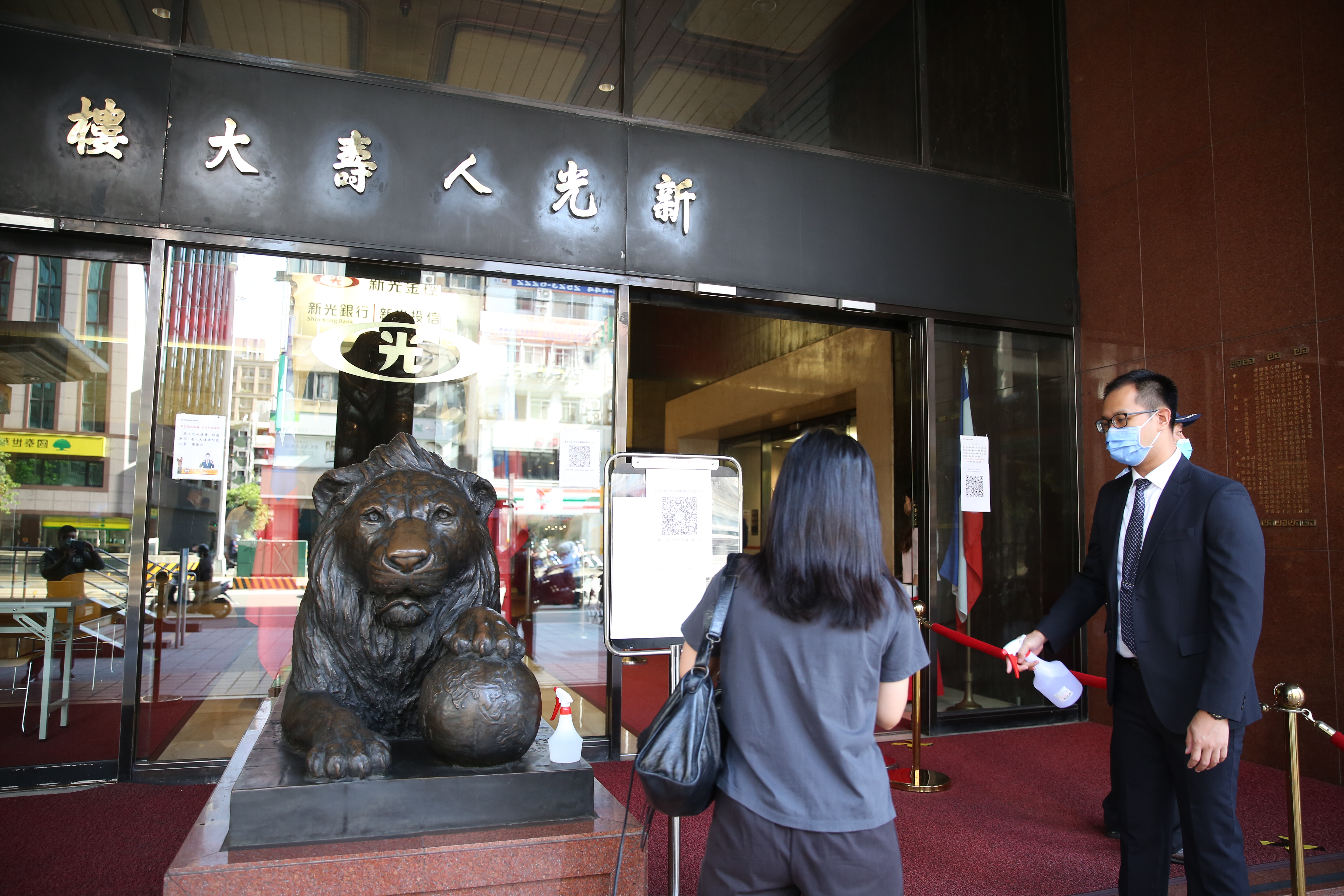 俄羅斯債券被降為垃圾債等級，波及國內壽險公司獲利。