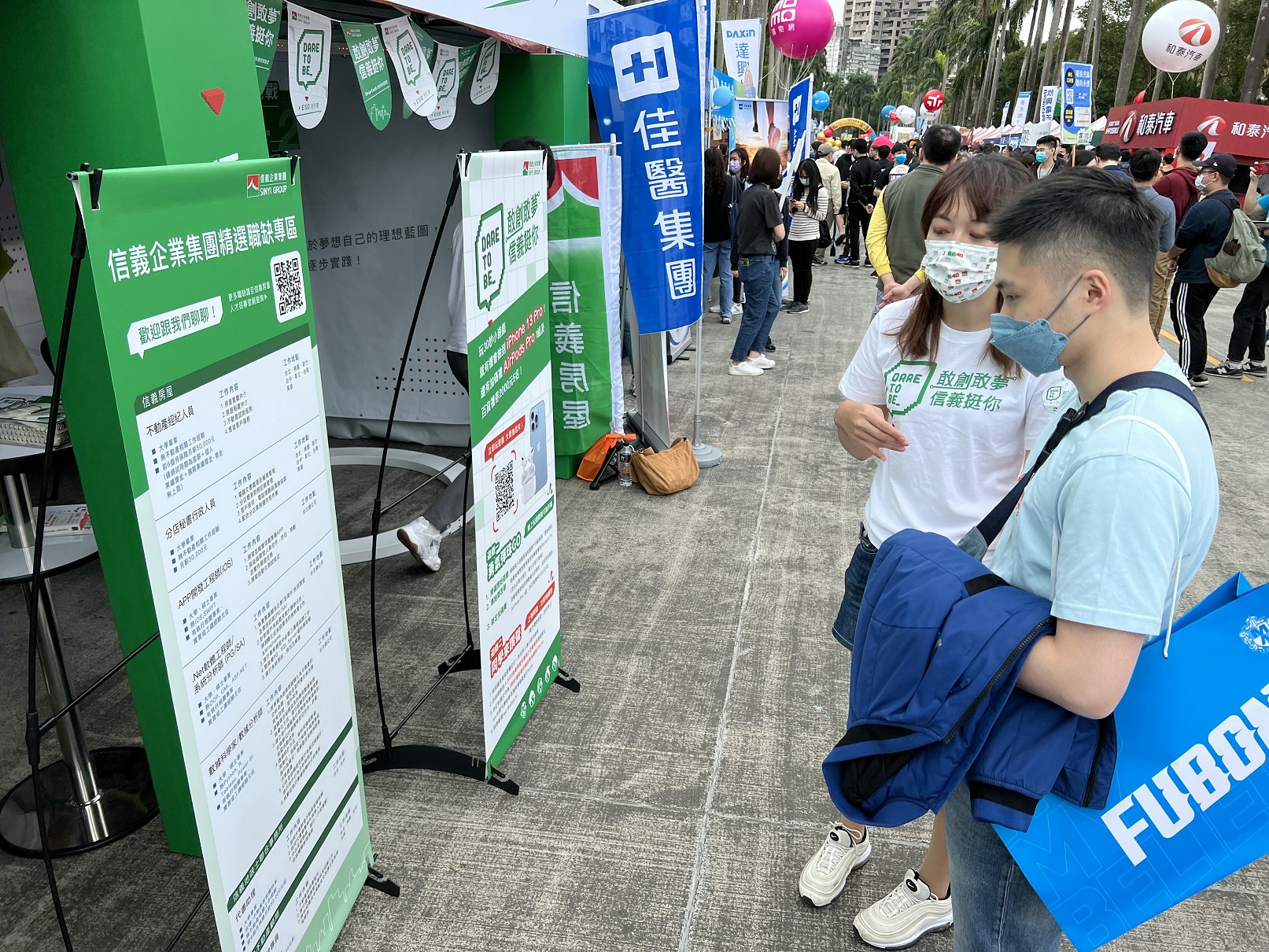 信義房屋即日起巡迴全台各大專院校徵才博覽會，安排現職同仁親自分享工作經驗。（信義房屋提供）