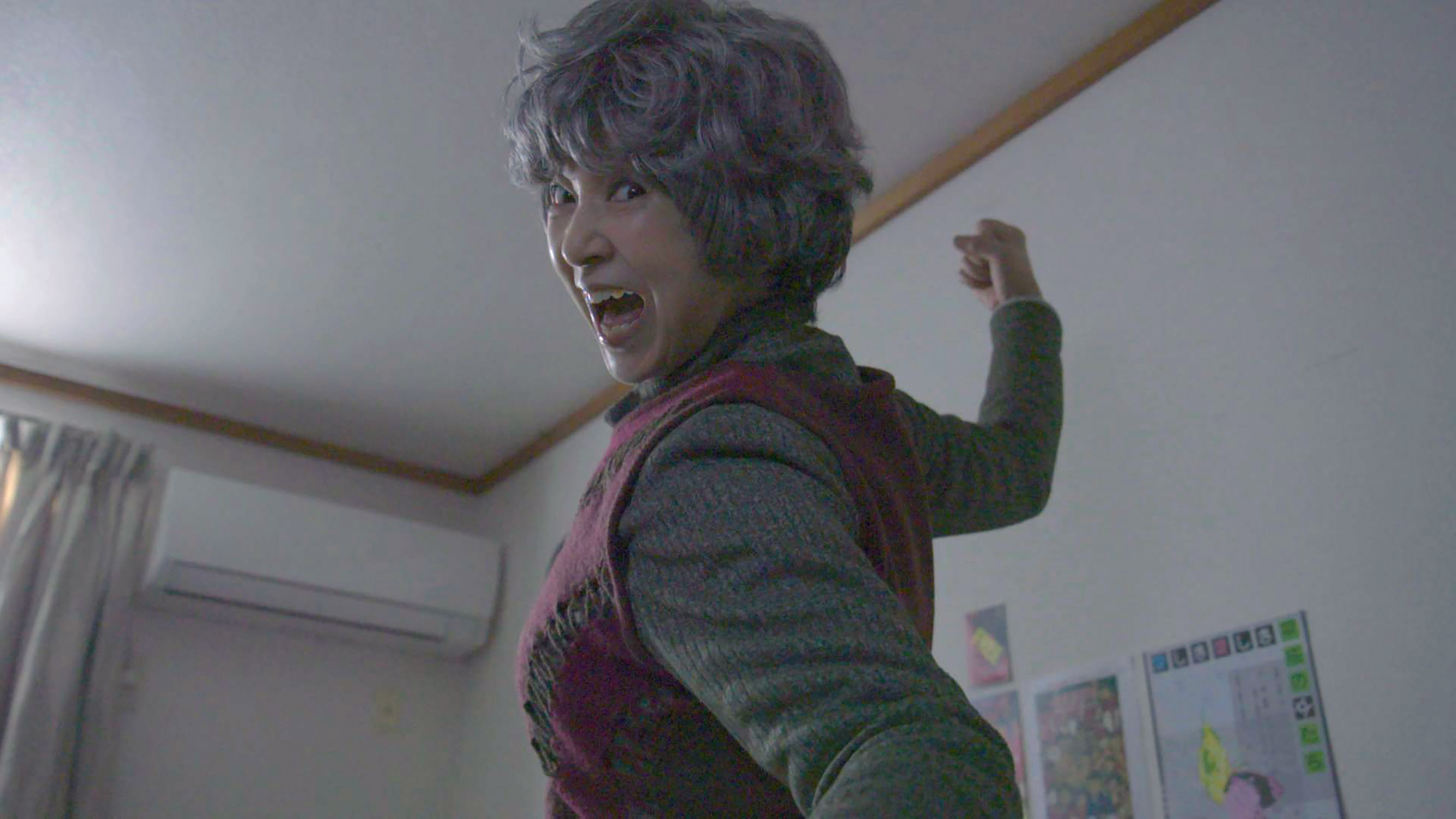 宮崎美子在《廢柴男又怎樣》扮老演70歲阿嬤，在造型師巧手下神還原漫畫中的模樣。（車庫娛樂提供）©️"BOKUDORA" Film Partners