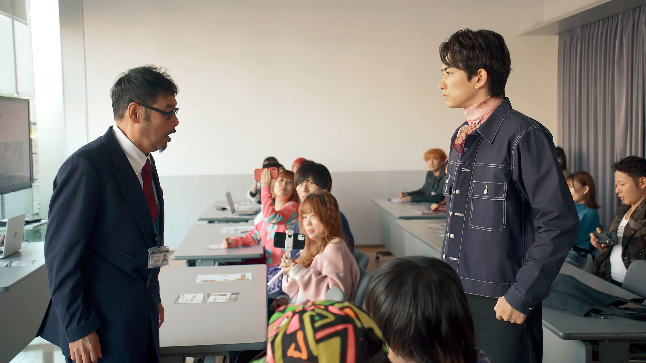 町田啓太（右）在《廢柴男又怎樣》中因和阿嬤意外交換靈魂，發生一連串趣事。（車庫娛樂）©️"BOKUDORA" Film Partners