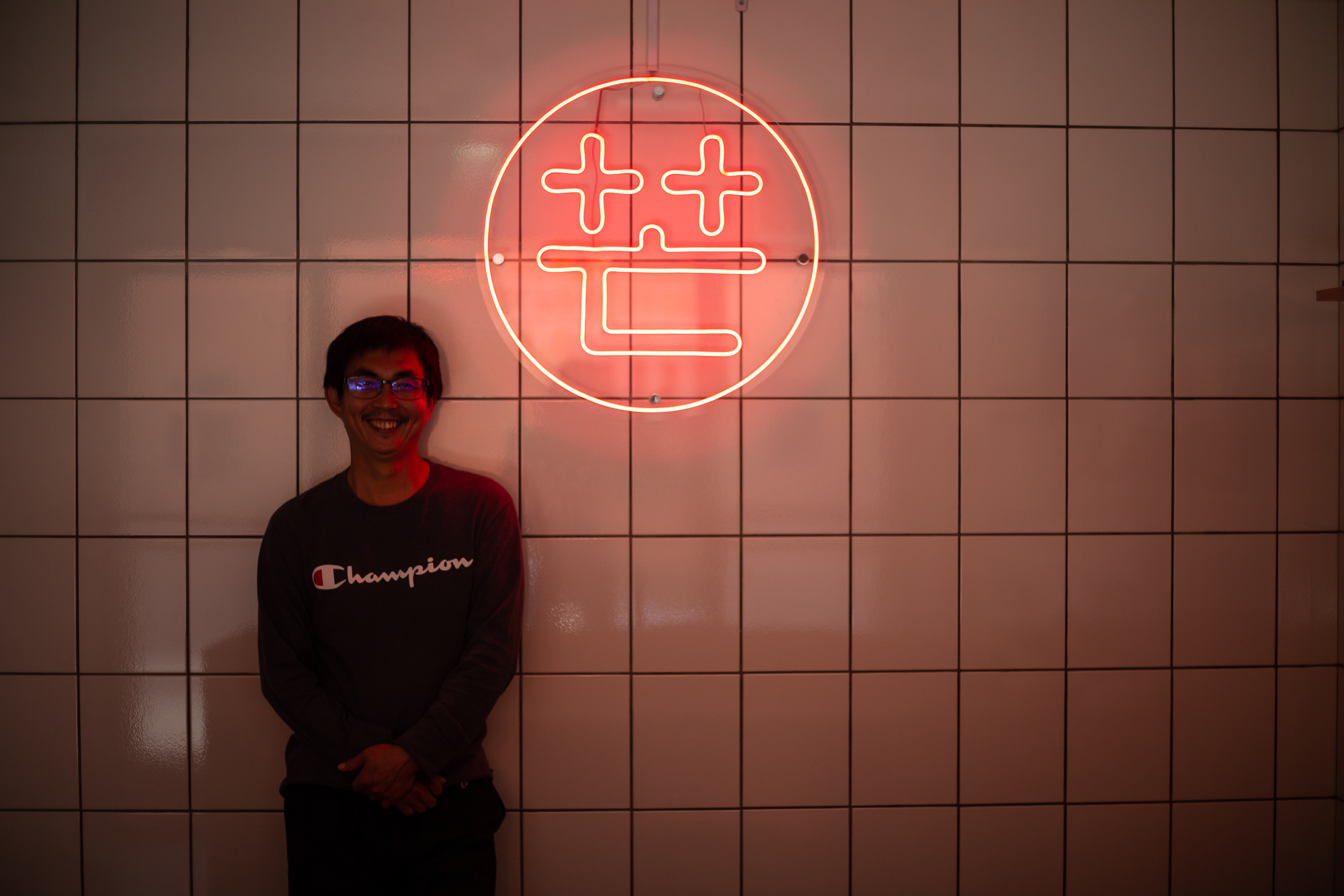 張獻忠在芒草心最新的無家者服務單位「香香澡堂」裡。我們戲稱「芒」字招牌很像在賣冰品，他笑笑說：「也很好。」