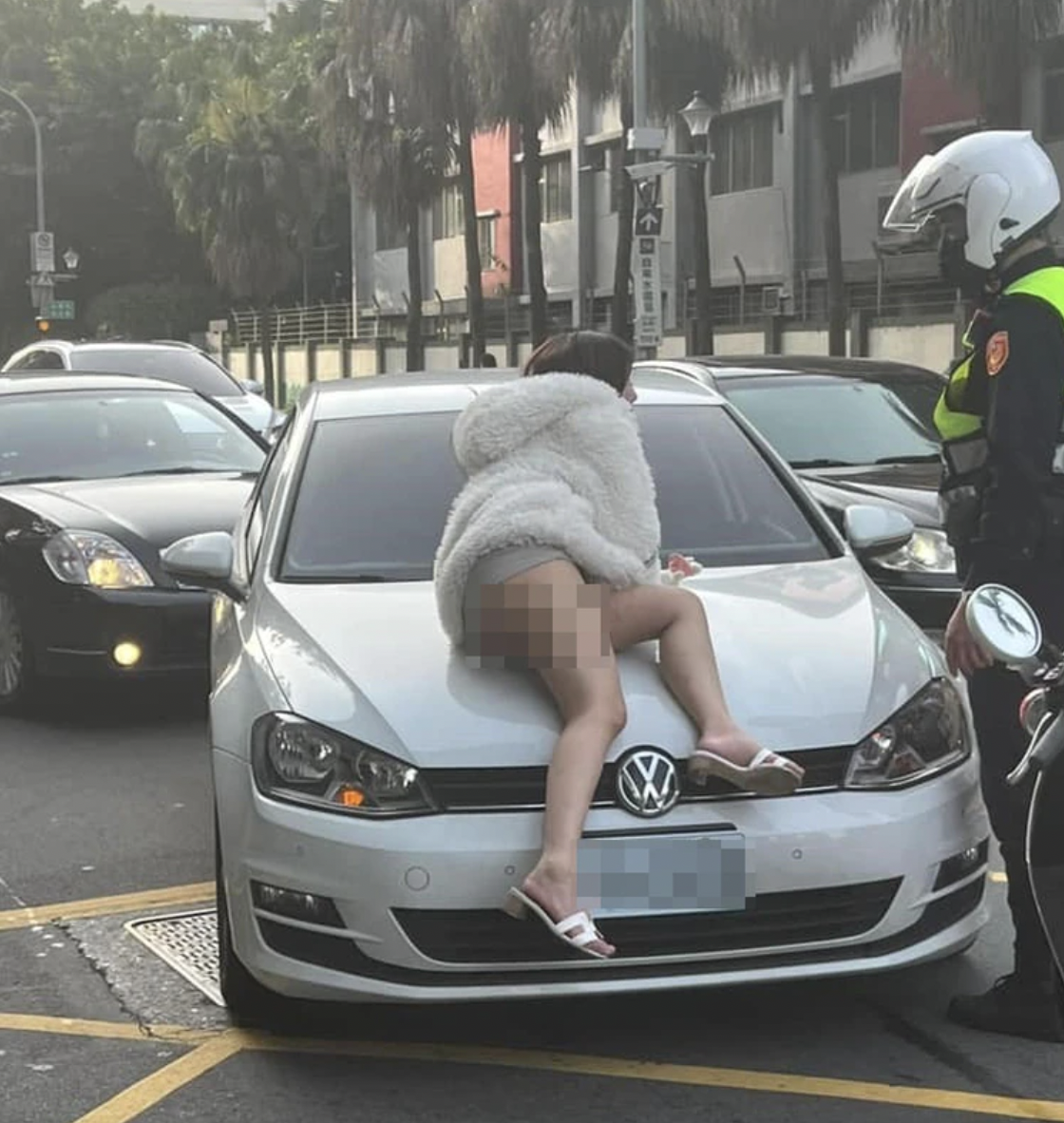 一名女子穿著火辣,整個人趴在汽車引擎蓋上。(翻攝自爆廢公社)