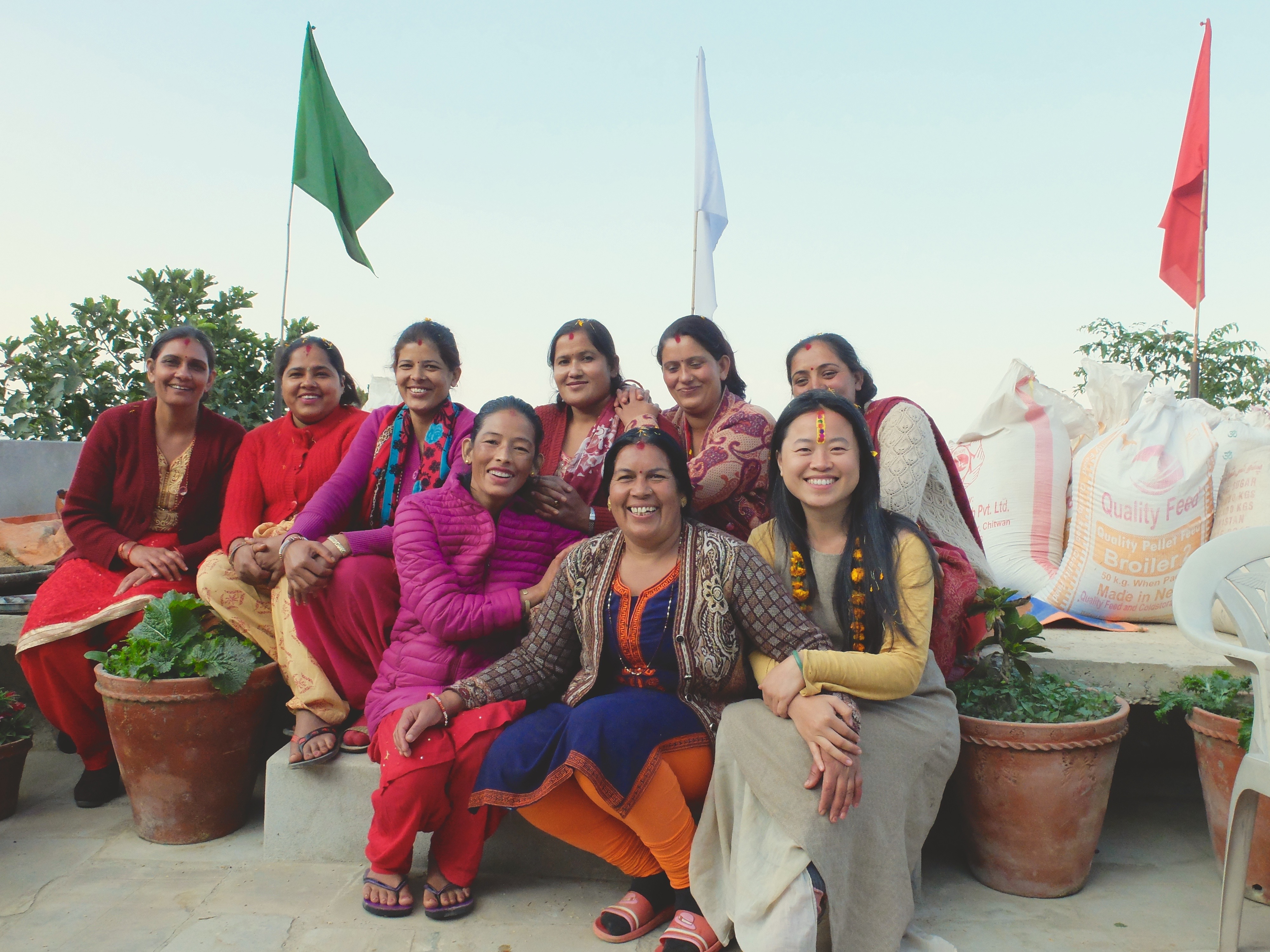 林念慈（右前一）創辦「棉樂悅事工坊」，推廣尼泊爾婦女的月事教育。（林念慈提供）