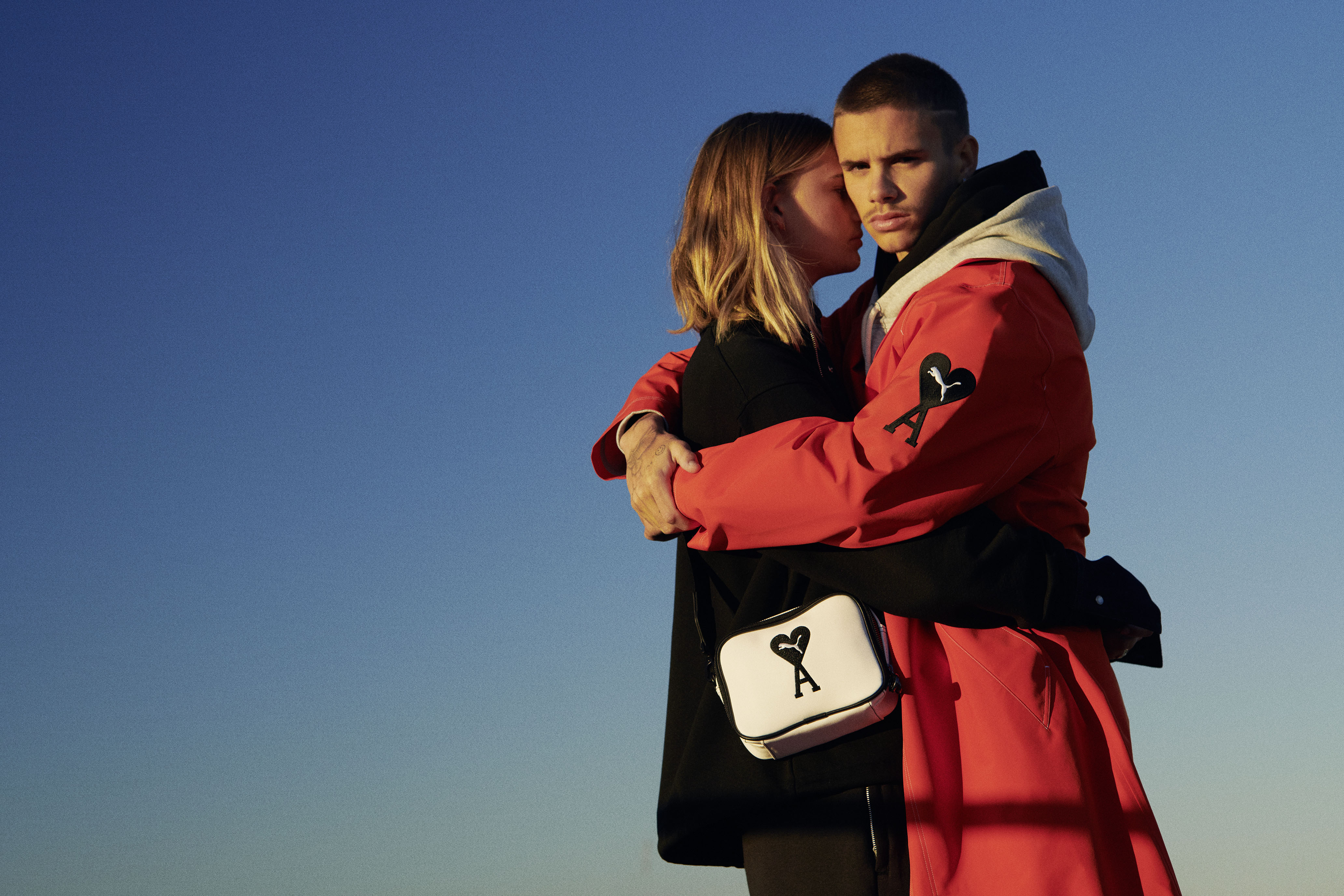 貝克漢之子Romeo Beckham和女友Mia Regan甜蜜入鏡，為PUMA x AMI聯名系列拍攝形象照。（PUMA提供）