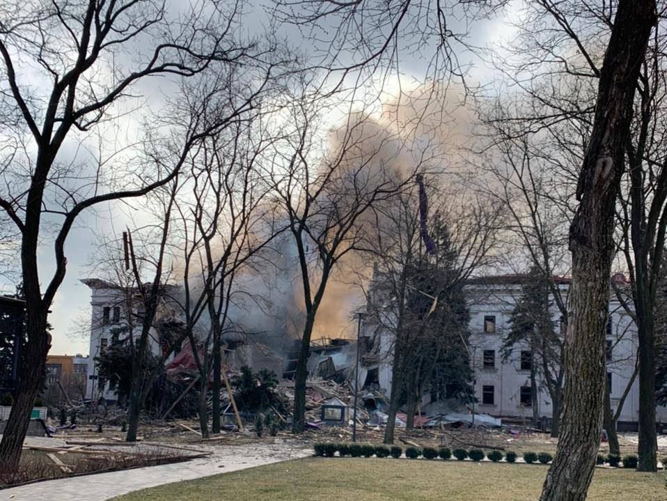馬里烏波爾的劇院日前遭到轟炸，該地主要是給一般市民避難的場所。（翻攝自Telegram）