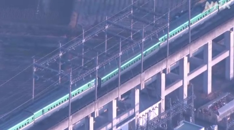 日本福島強震，東北新幹線驚傳列車脫軌。（翻攝自NHK Twitter）