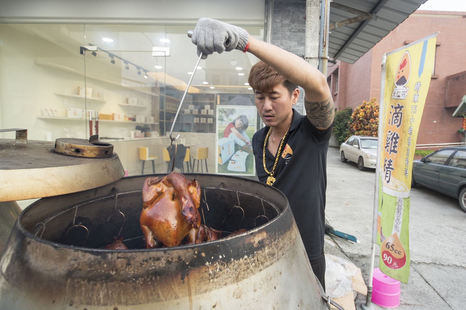 鄭敬仁曾吸毒、不務正業，父親始終沒放棄過他，2年半前他創業賣烤雞，成為網友搶購的秒殺美食。