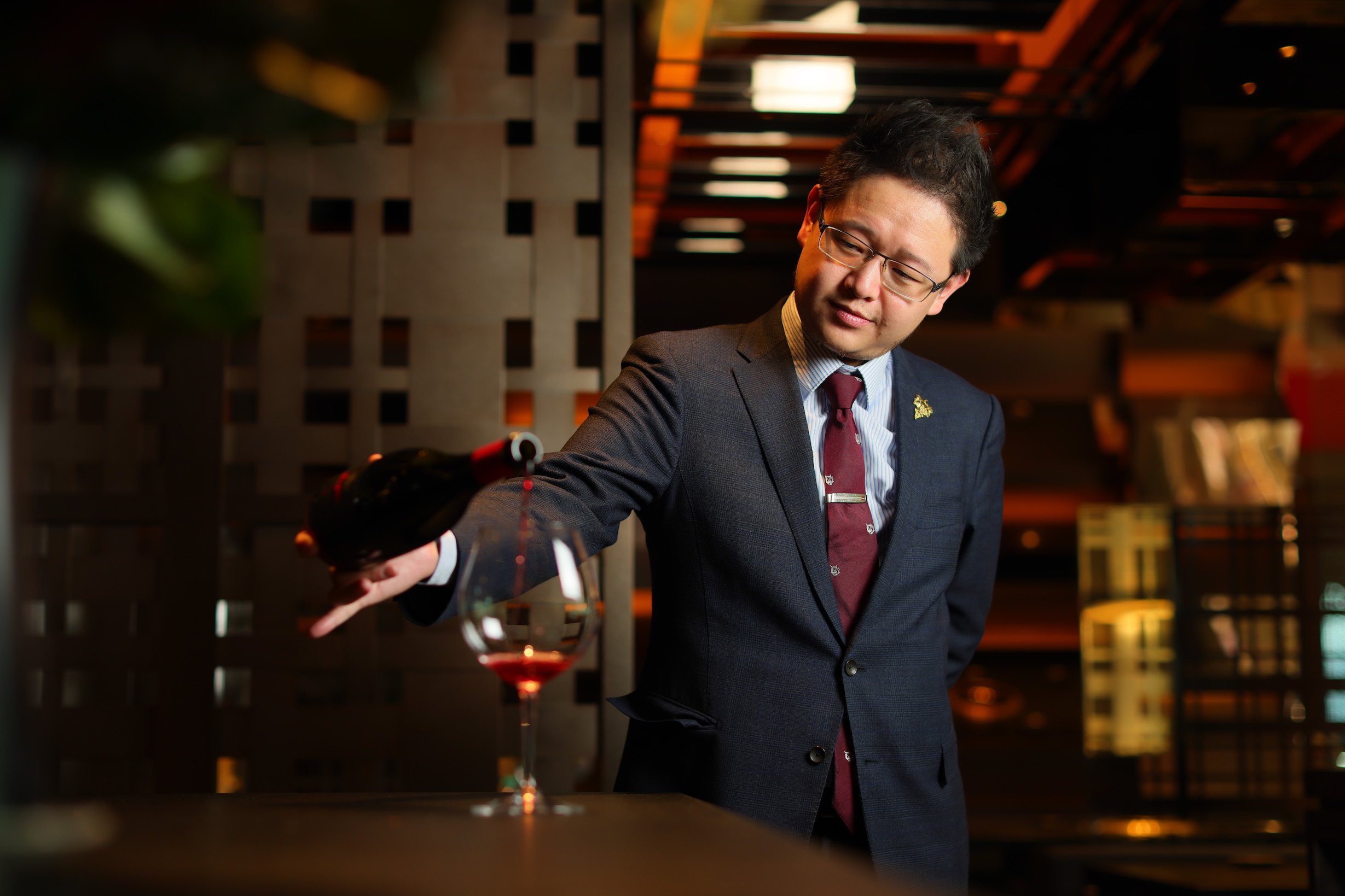 乾杯集團總侍酒師李冀亞認為，僅以鹽調味的和牛肋眼，反而像黑皮諾這種低單寧的清爽型紅酒更開胃。