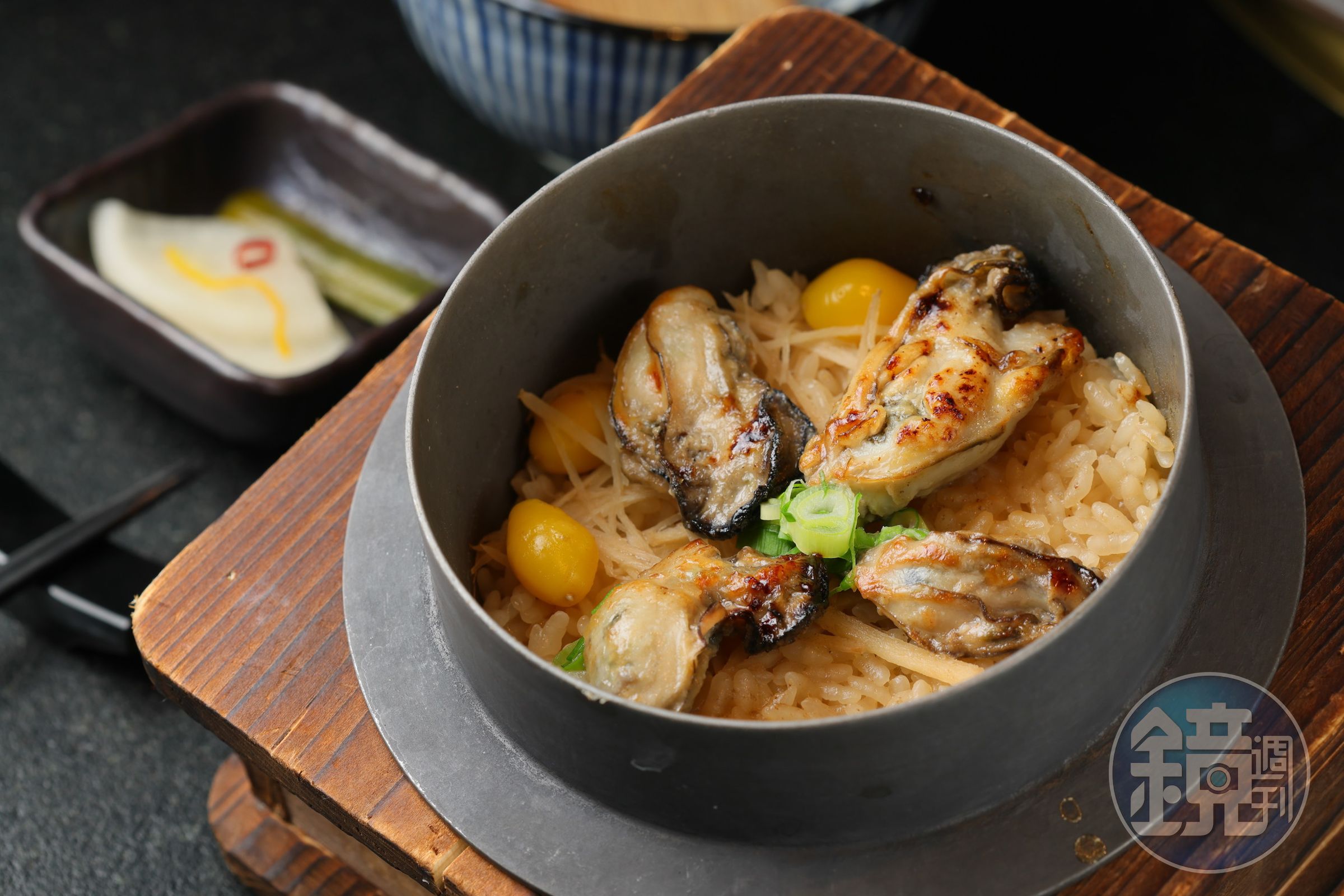 「日本牡蠣釜飯」海味鮮美、白飯香Q，附高湯可做成泡飯二吃。（350元／小份）