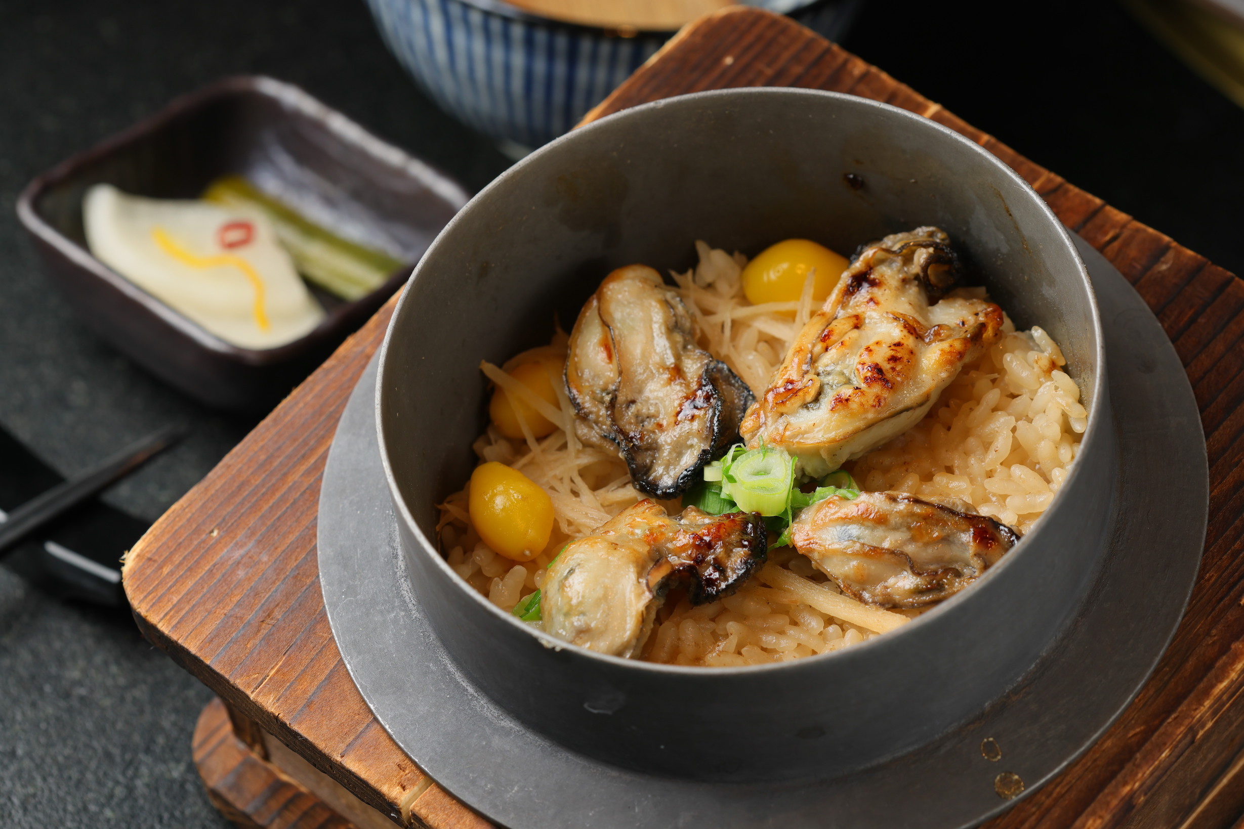 「日本牡蠣釜飯」海味鮮美、白飯香Q，附高湯可做成泡飯二吃。（350元／小份）