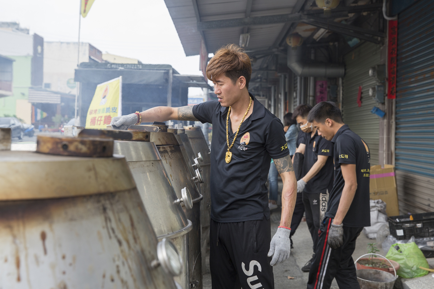 鄭敬仁2年半前創業賣烤雞，成為全台網友搶購的秒殺美食，有在地人稱讚他是「林內之光」。