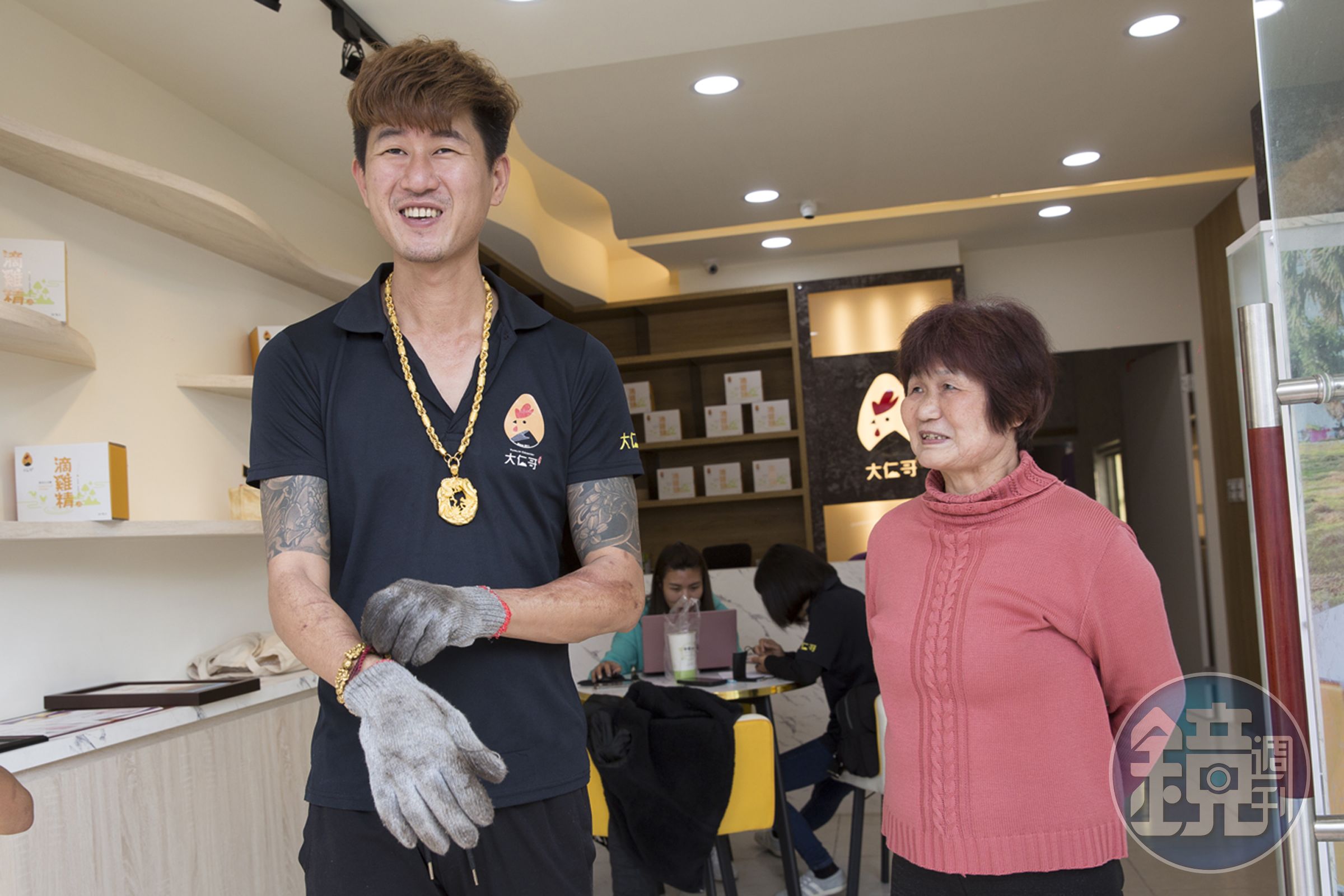鄭敬仁（左）少時走偏，母親曾蘭鳳（右）憂心卻不曾打罵。