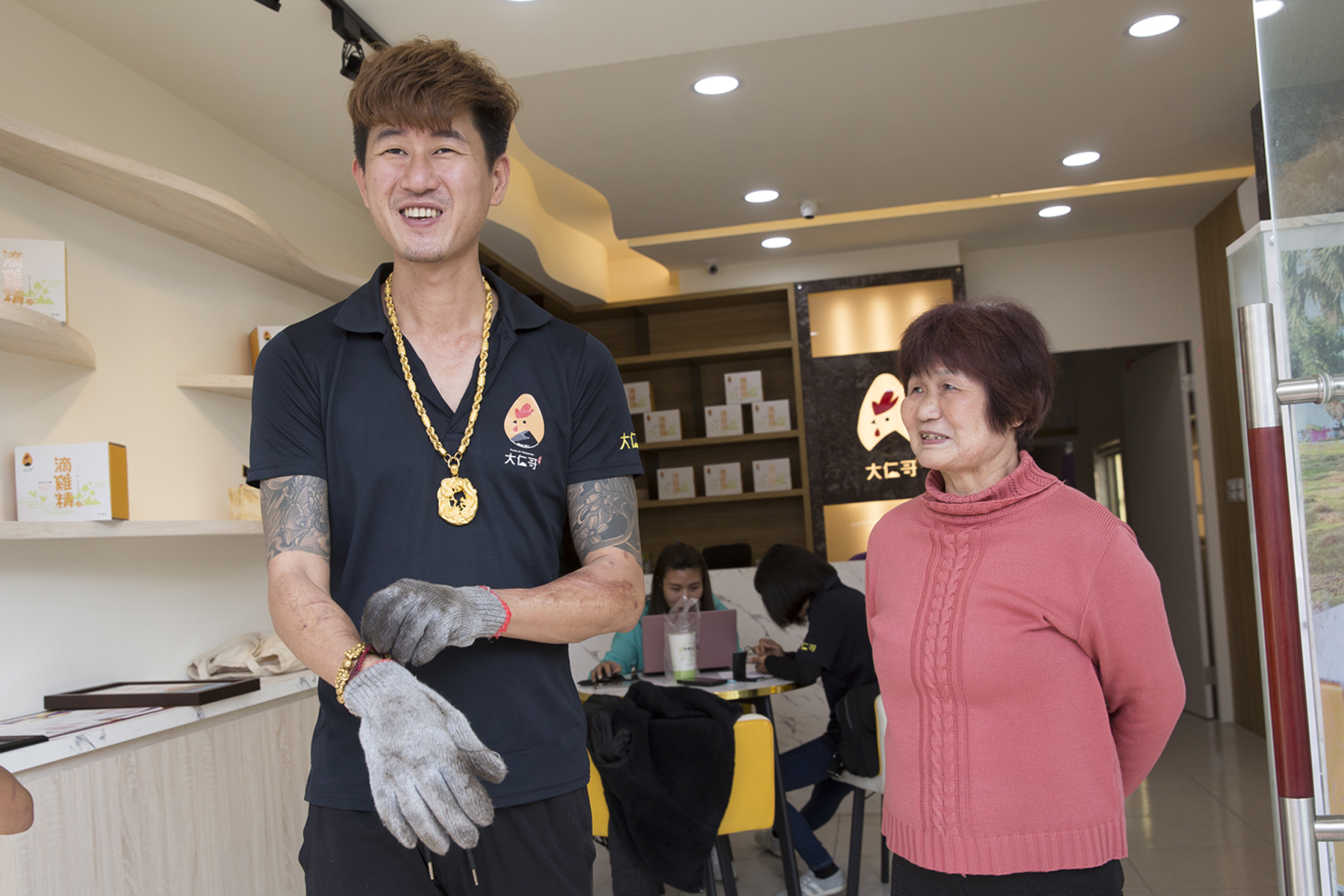 鄭敬仁（左）少時走偏，母親曾蘭鳳（右）憂心卻不曾打罵。