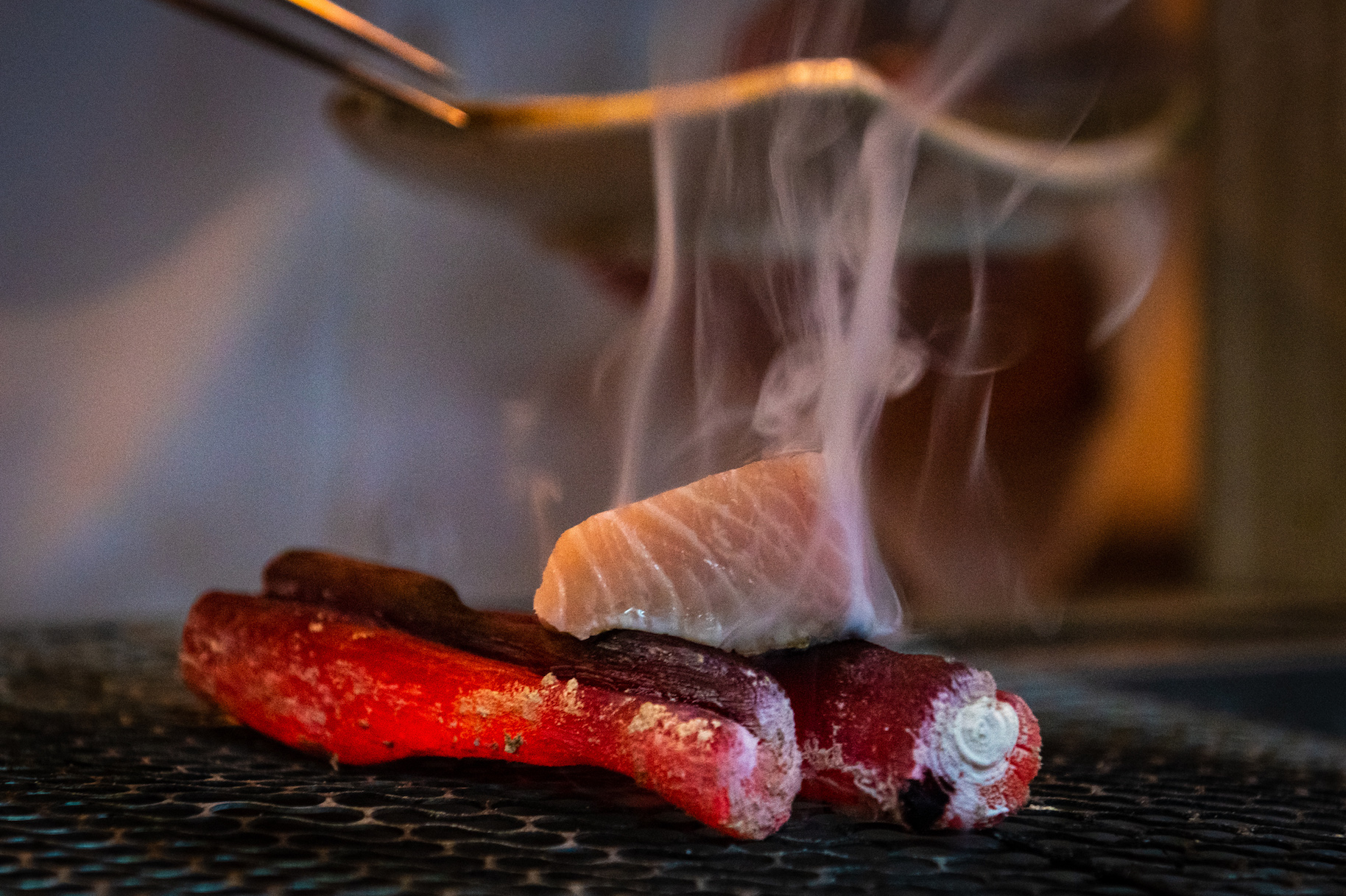 「和蒔炭火割烹」在攝氏800度的備長炭上直接炙烤野生紅魽。