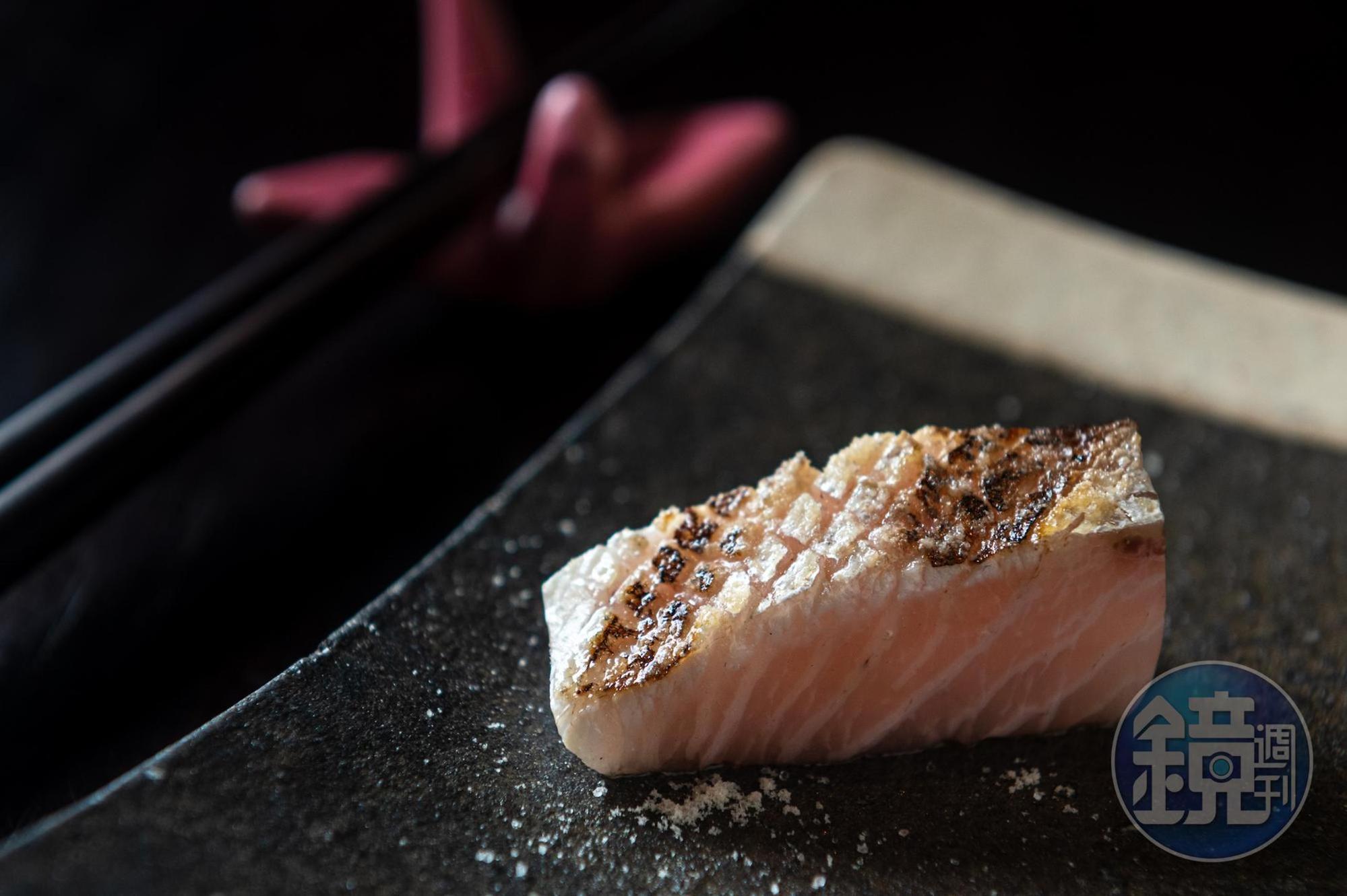 「炙燒紅魽魚肚」以自製昆布鹽調味,鹽的甘甜融進魚肉中。