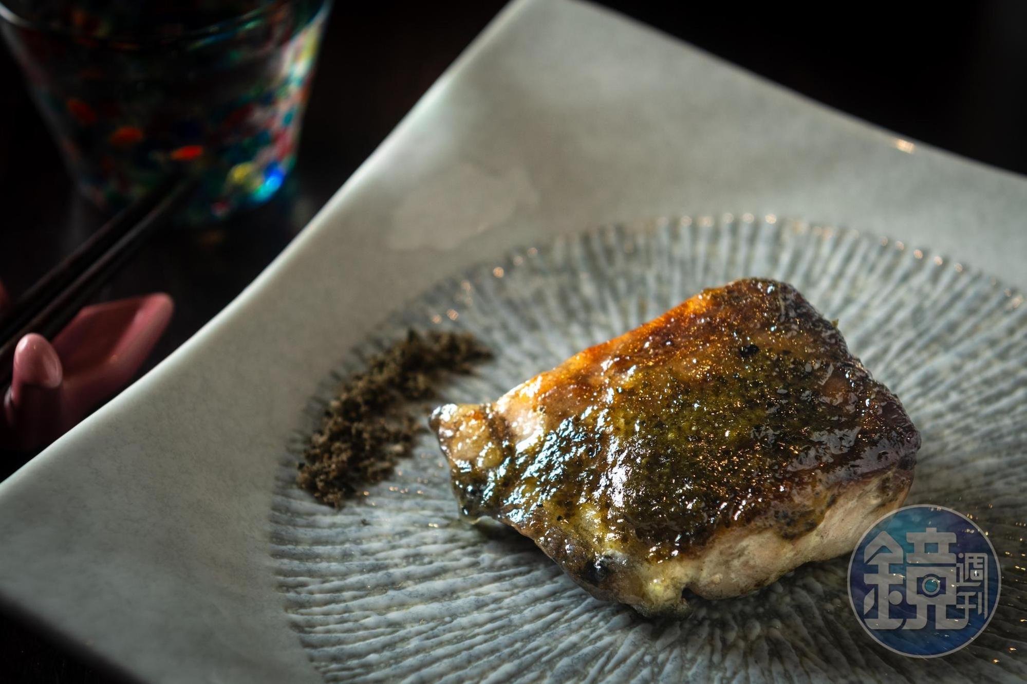 油脂豐富的「午仔魚」烤得如豆腐軟綿,加入達那(刺蔥)味噌醬及長濱的達那海鹽。