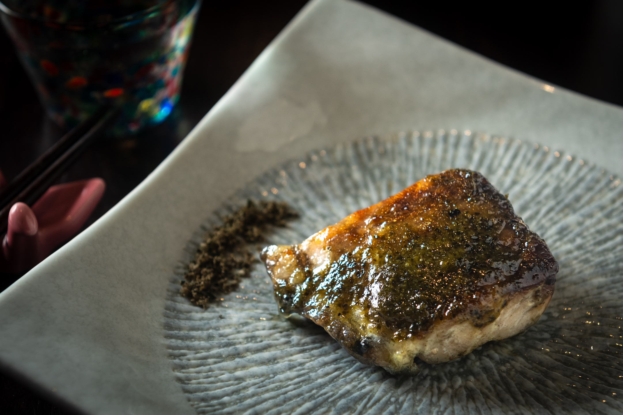 油脂豐富的「午仔魚」烤得如豆腐軟綿，加入達那（刺蔥）味噌醬及長濱的達那海鹽。