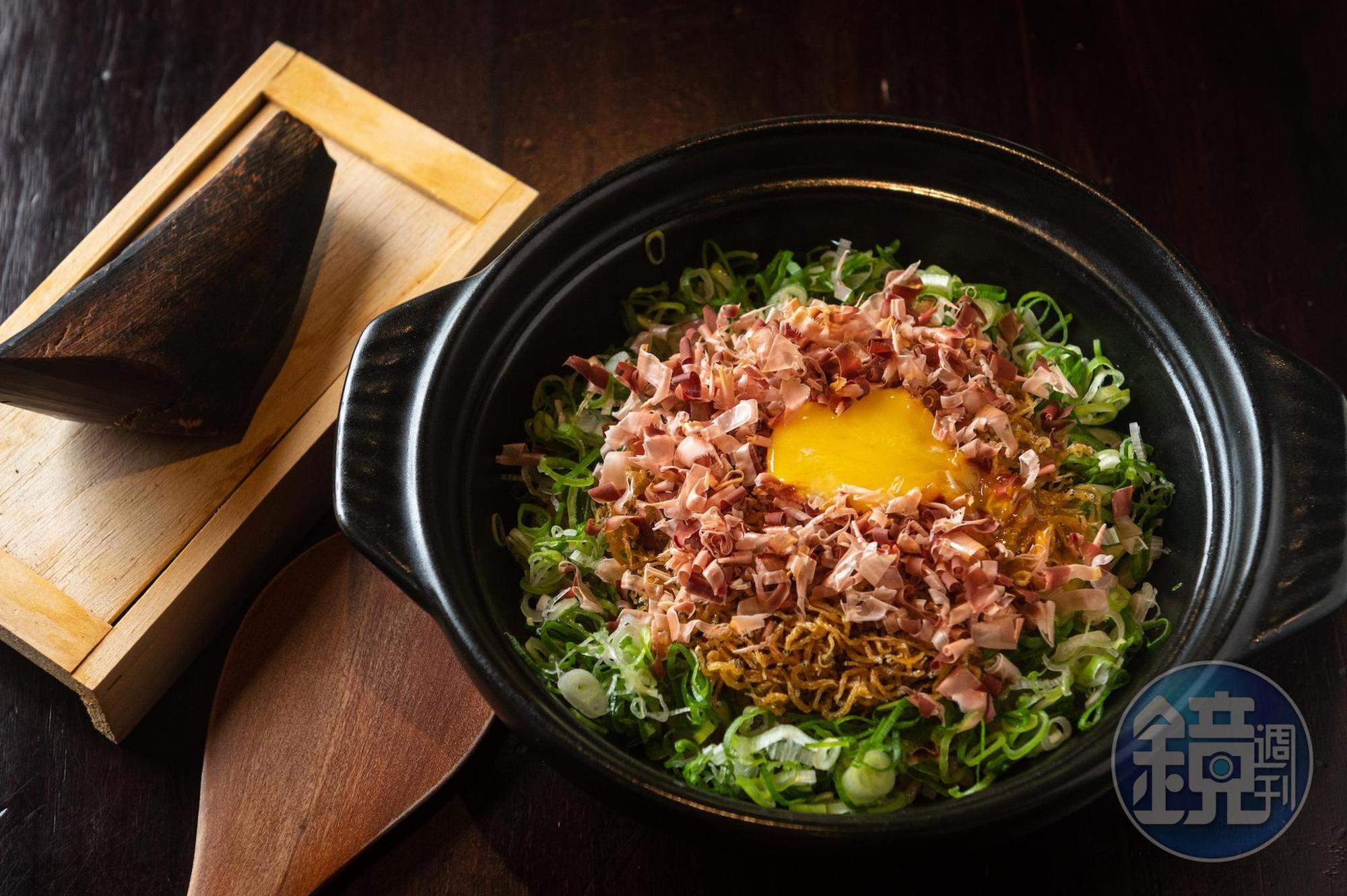 「魩仔魚炊飯」使用長濱米,加上初生卵、三星蔥,最後刨上本枯節柴魚片。
