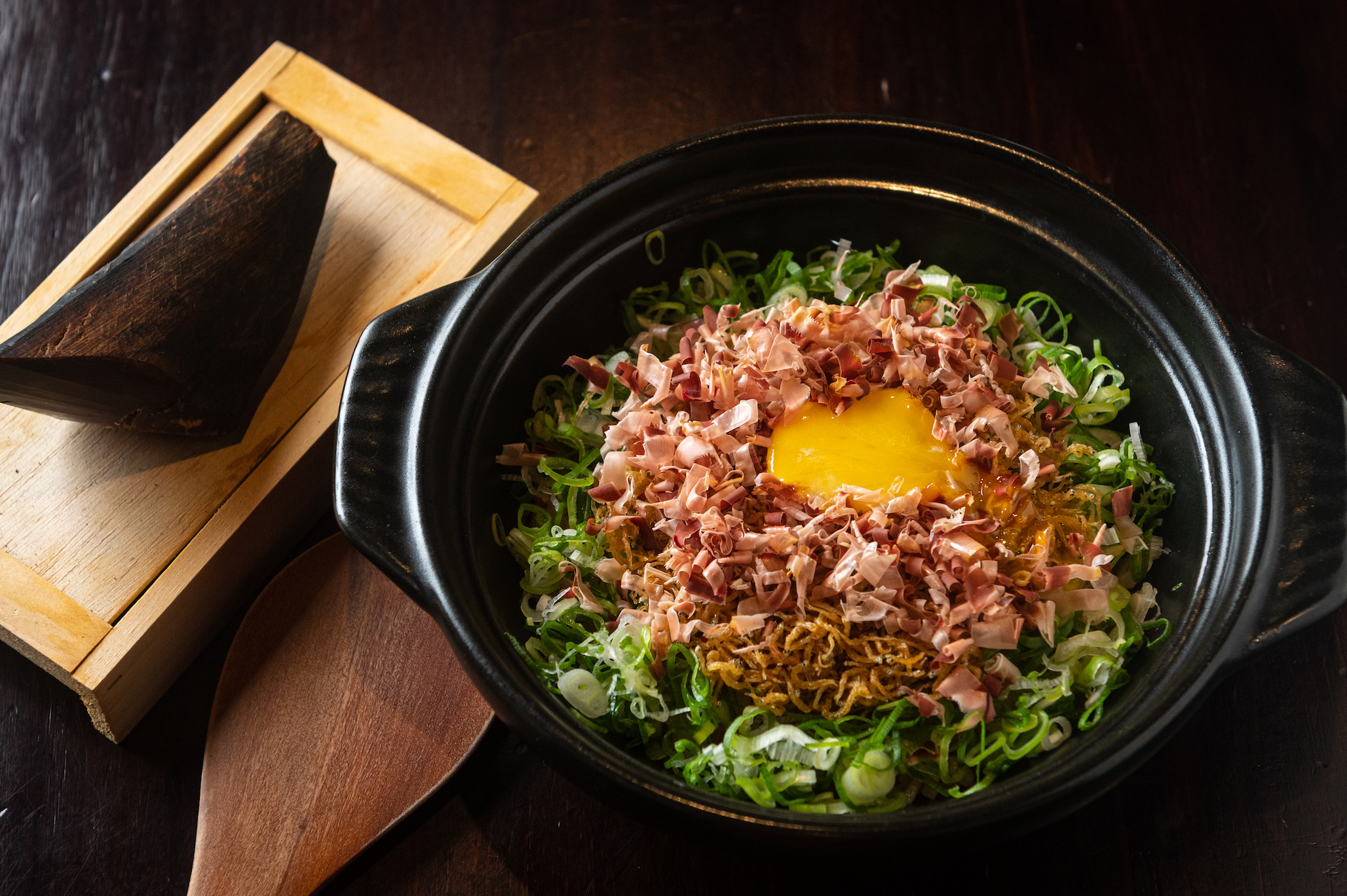 「魩仔魚炊飯」使用長濱米，加上初生卵、三星蔥，最後刨上本枯節柴魚片。
