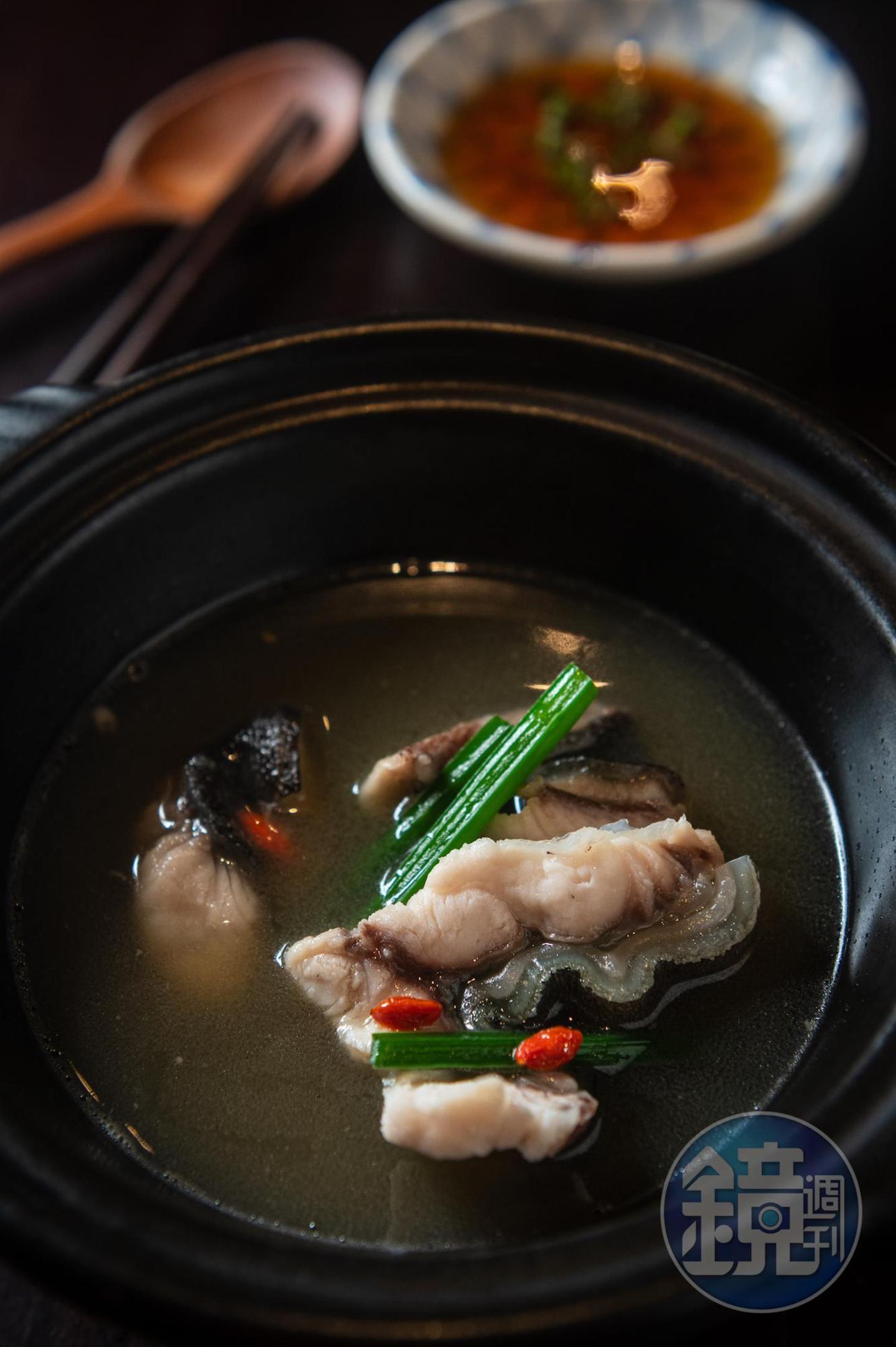 「野生鱸鰻」經過師傅自行活締,肉質Q脆又有膠質,韭菜花與枸杞襯出高雅湯頭。