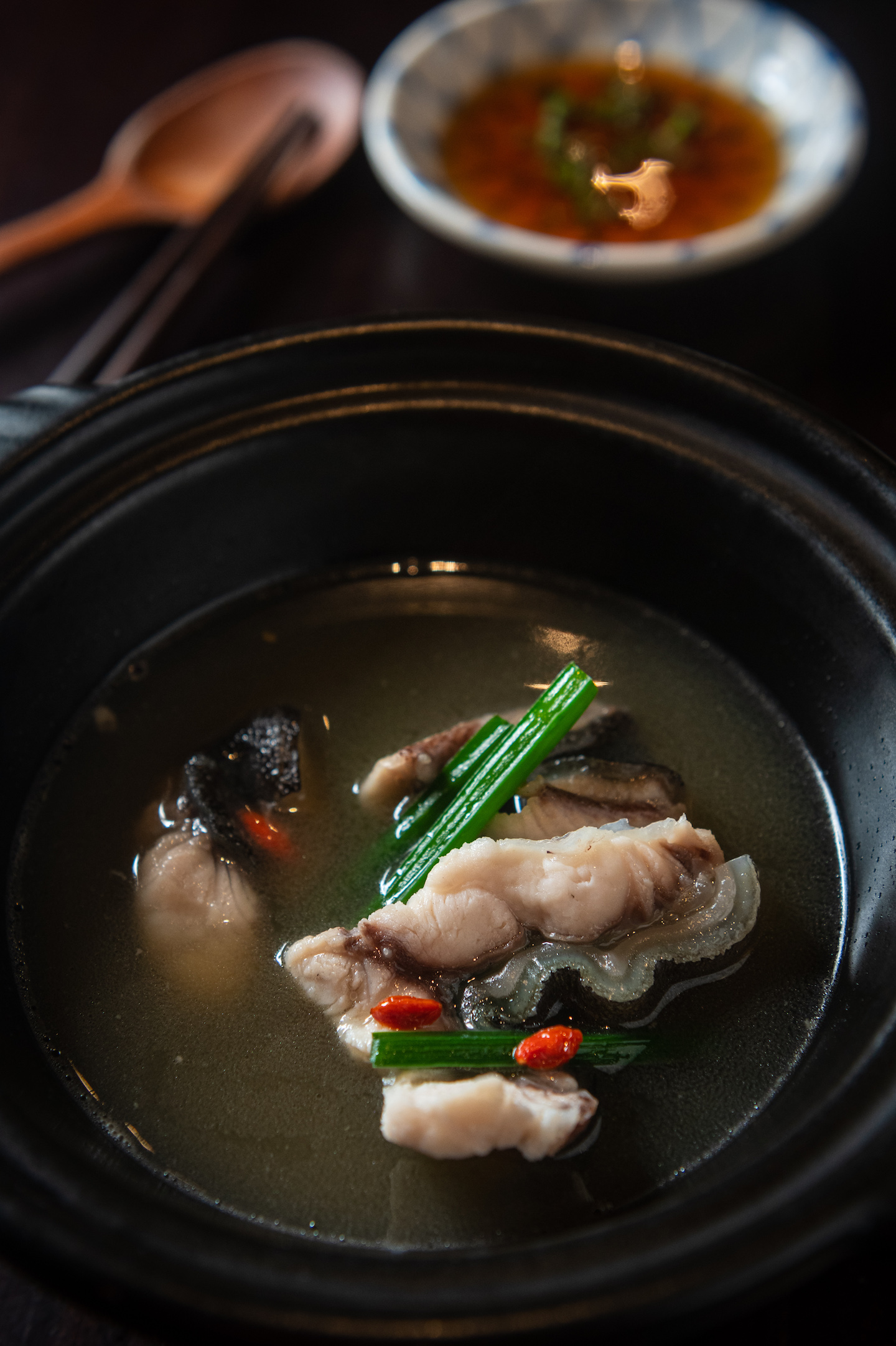 「野生鱸鰻」經過師傅自行活締，肉質Q脆又有膠質，韭菜花與枸杞襯出高雅湯頭。