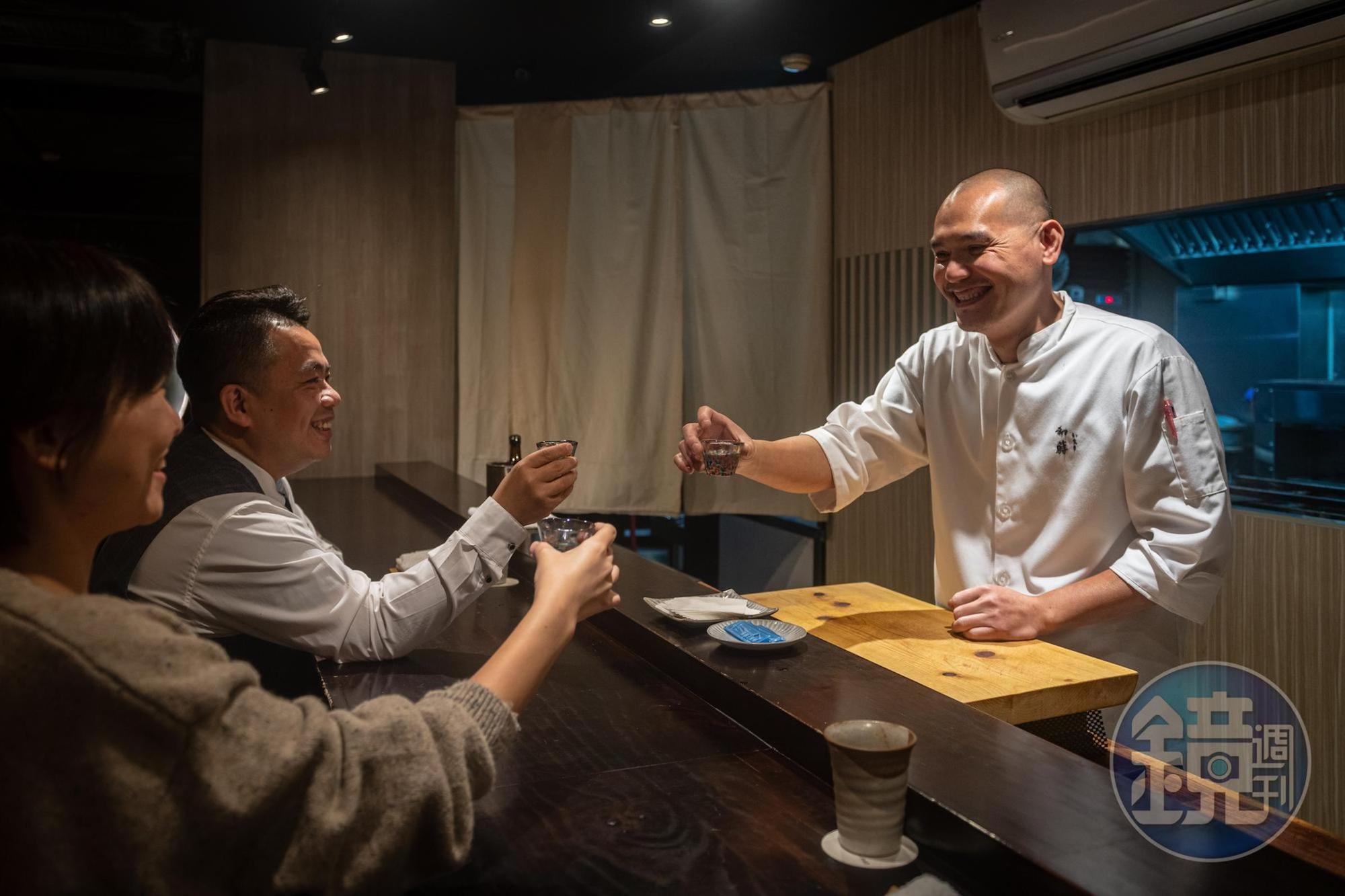 主廚卓文仁(右)為長濱阿美族,大量使用故鄉部落食材融入其深厚的日料手藝。
