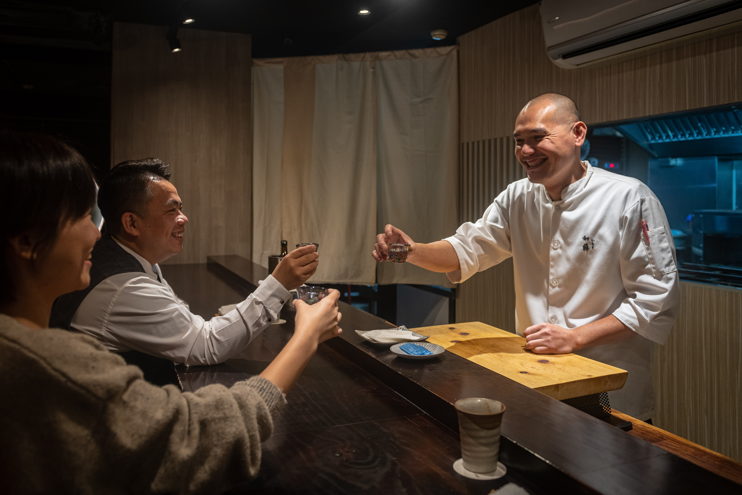 主廚卓文仁（右）為長濱阿美族，大量使用故鄉部落食材融入其深厚的日料手藝。