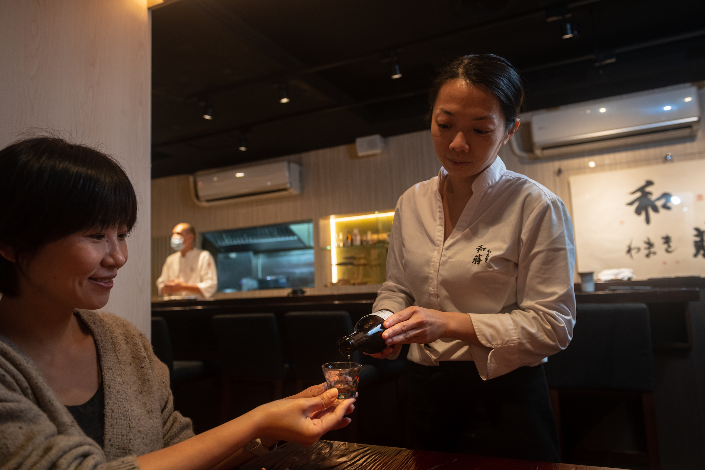 嫻熟外場服務的明菜（右），是台灣加賀屋第一批送去日本受訓的種子員工。