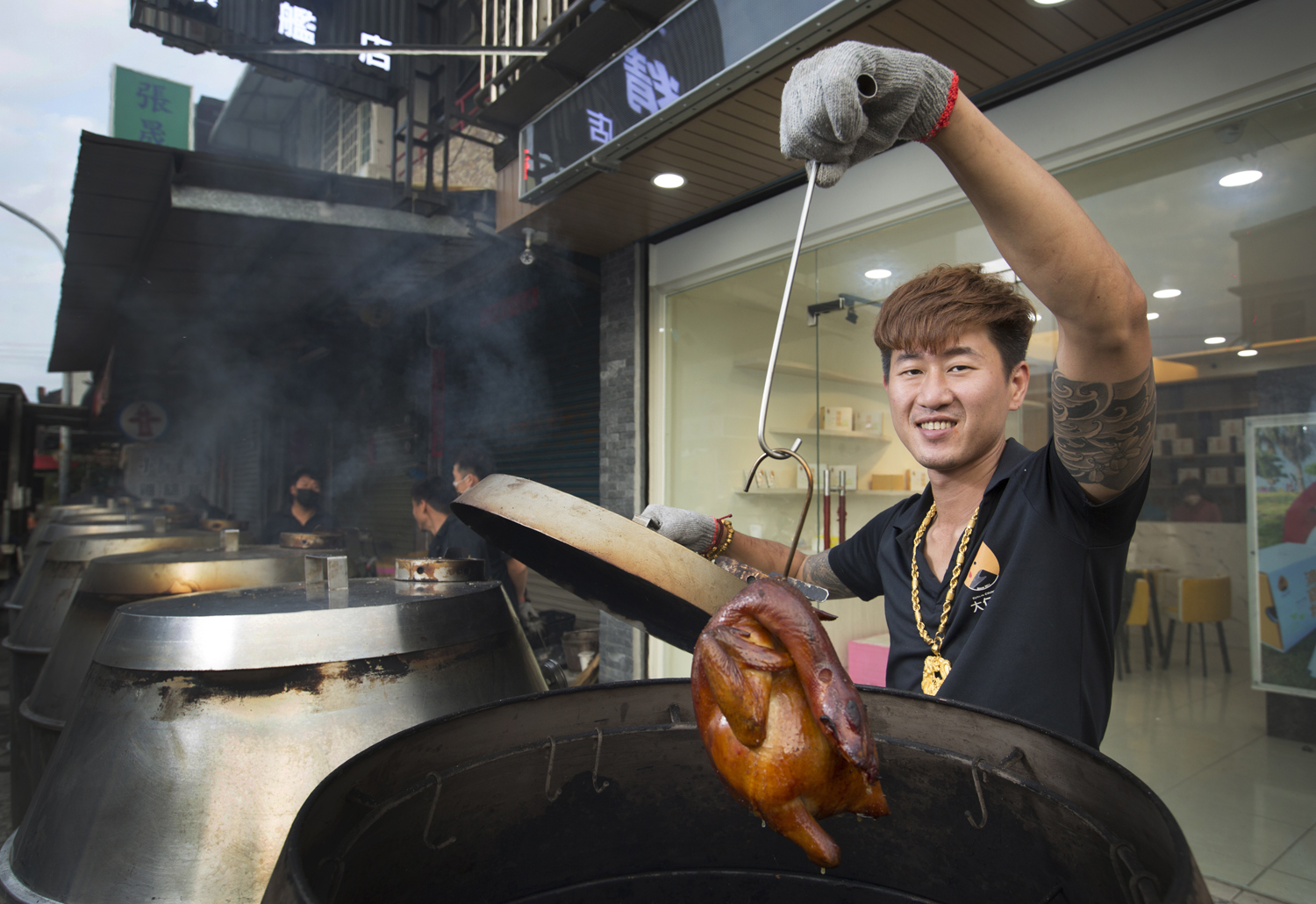 鄭敬仁曾吸毒、不務正業，父親始終沒放棄過他，2年半前他創業賣烤雞，成為網友搶購的秒殺美食。