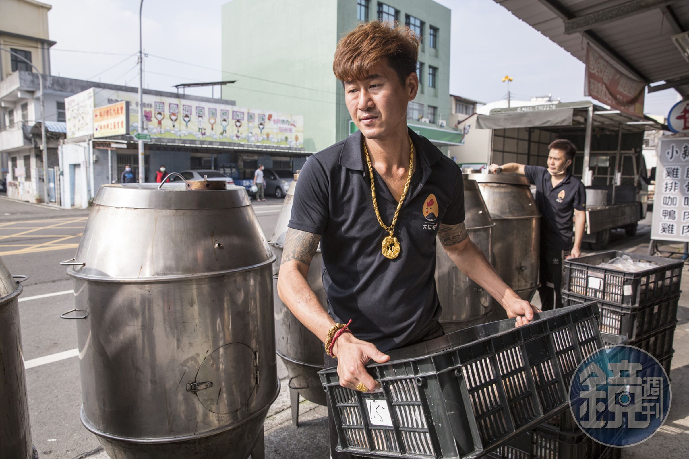 鄭敬仁擺攤賣桶仔雞，每次出攤都要搬沉重的桶子與食材等。