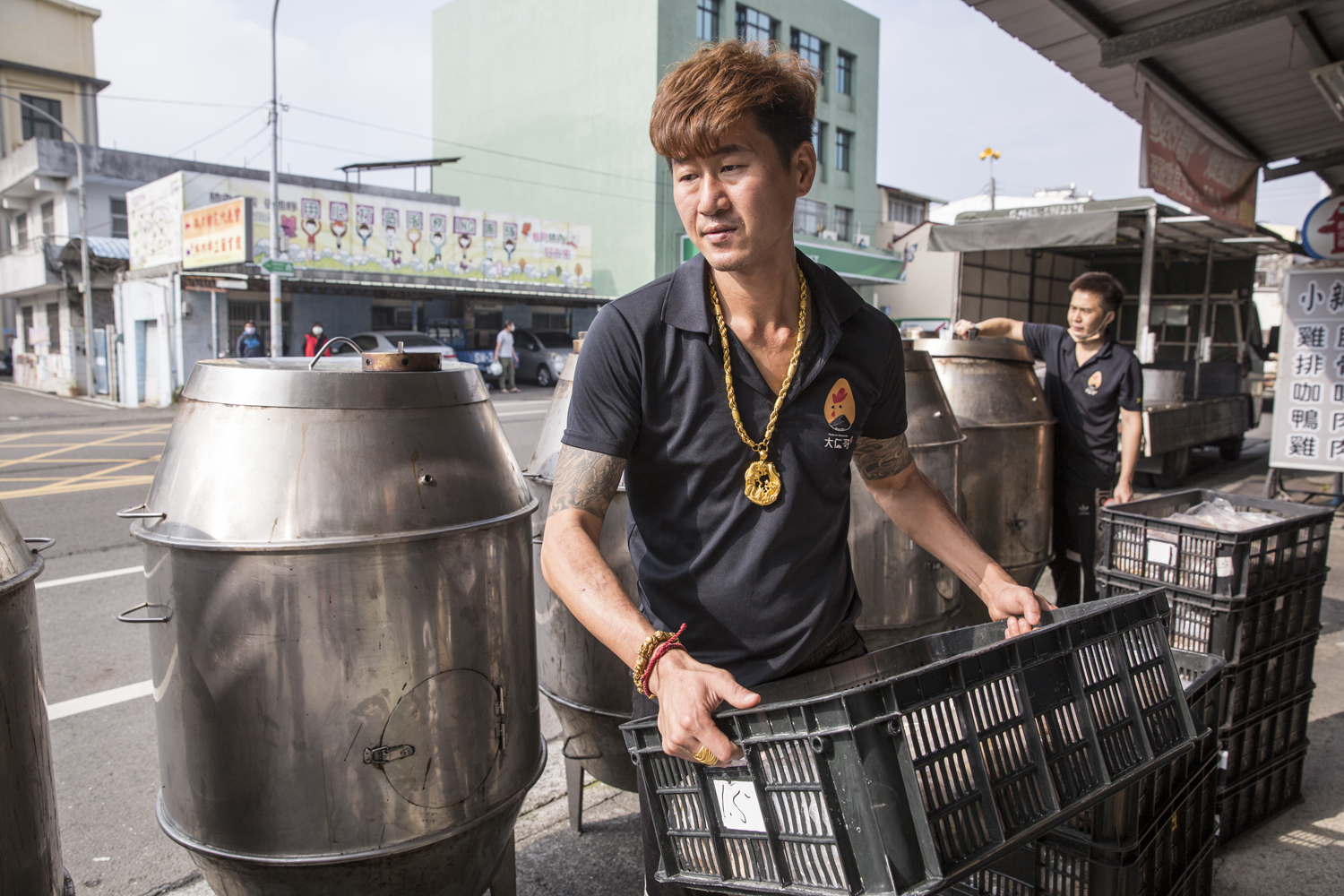 鄭敬仁擺攤賣桶仔雞，每次出攤都要搬沉重的桶子與食材等。