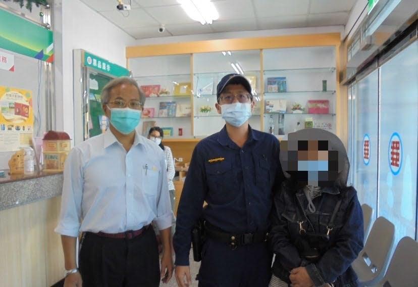 受害的莊婦（右1）在匯錢時被郵局員工發覺有異，立刻通報警方，幸好成功守住積蓄。（翻攝自中埔分局臉書）