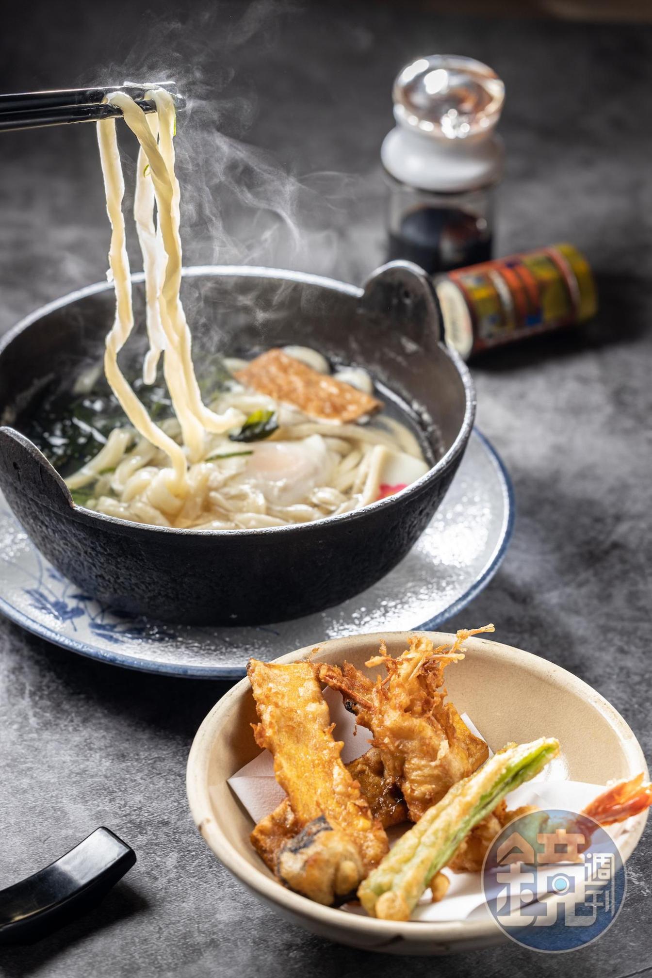「鍋燒烏龍麵」以手打烏龍麵搭配清雅的昆布柴魚高湯及香脆的天婦羅。(280元/份)