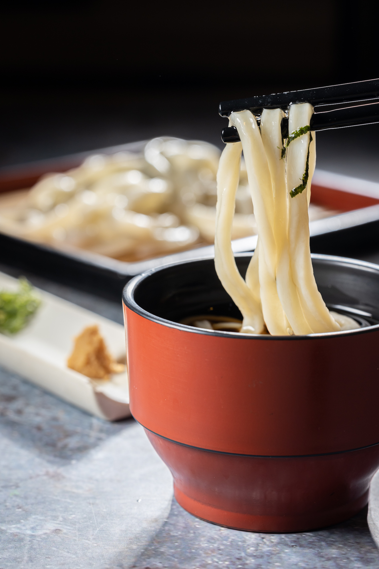 「沾醬冷烏龍麵」口感更冰潤Q彈，加入薑泥與現磨芥末增進食慾。（150元／份）